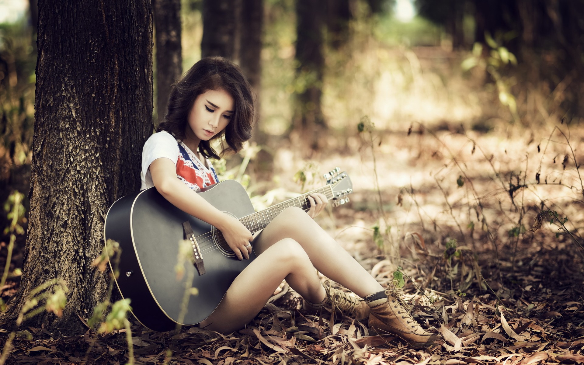 桌面上的壁纸女孩 森林 吉他
