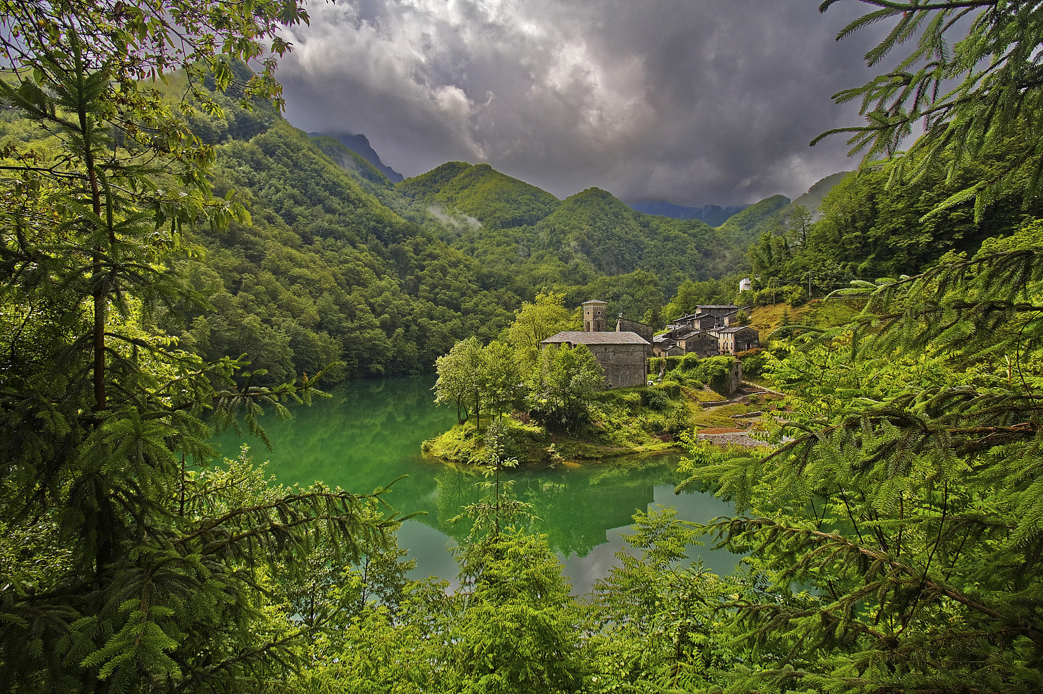 桌面上的壁纸Isola Santa湖 托斯卡纳 意大利