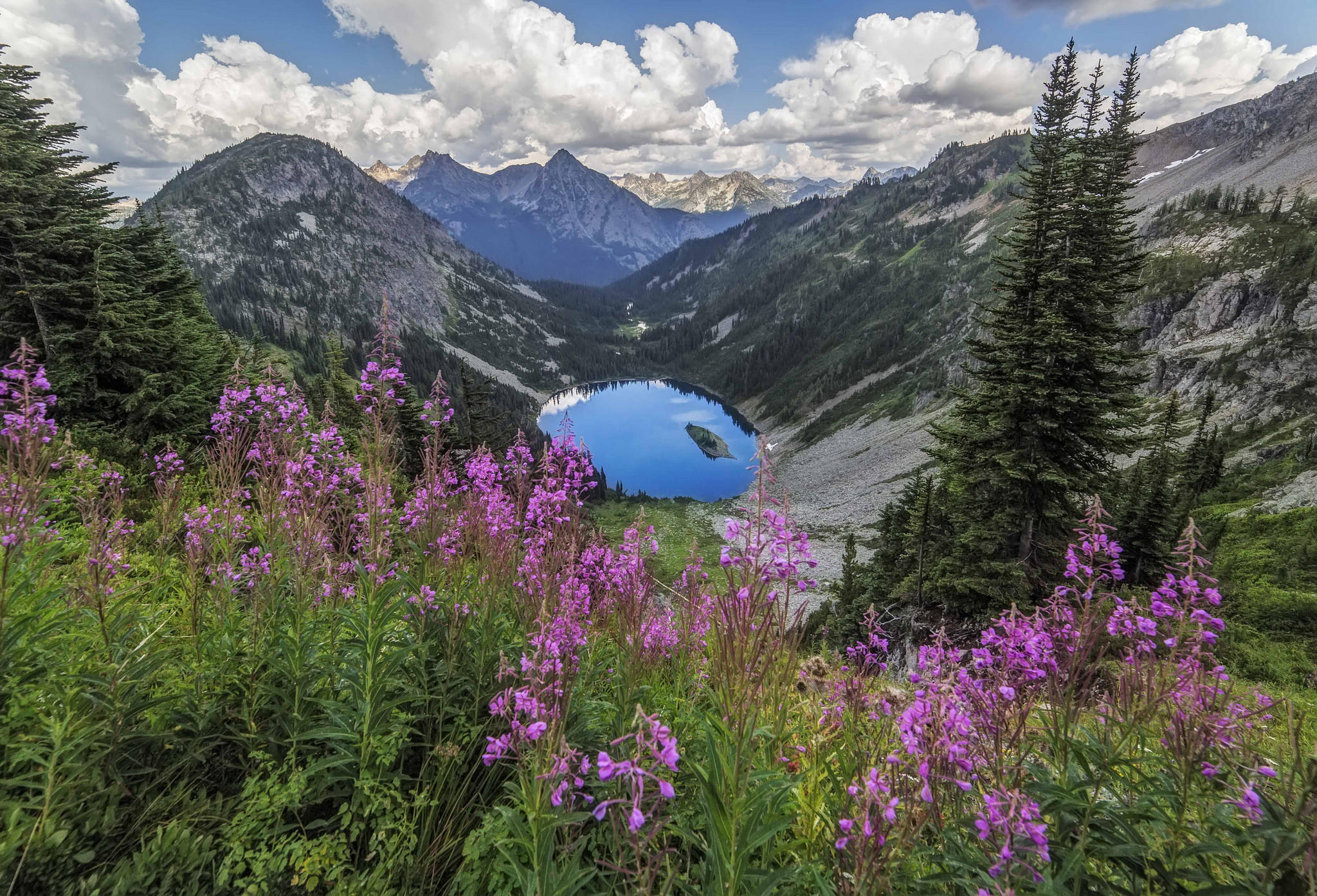 桌面上的壁纸湖泊恩恩 Skagit Valley 山区