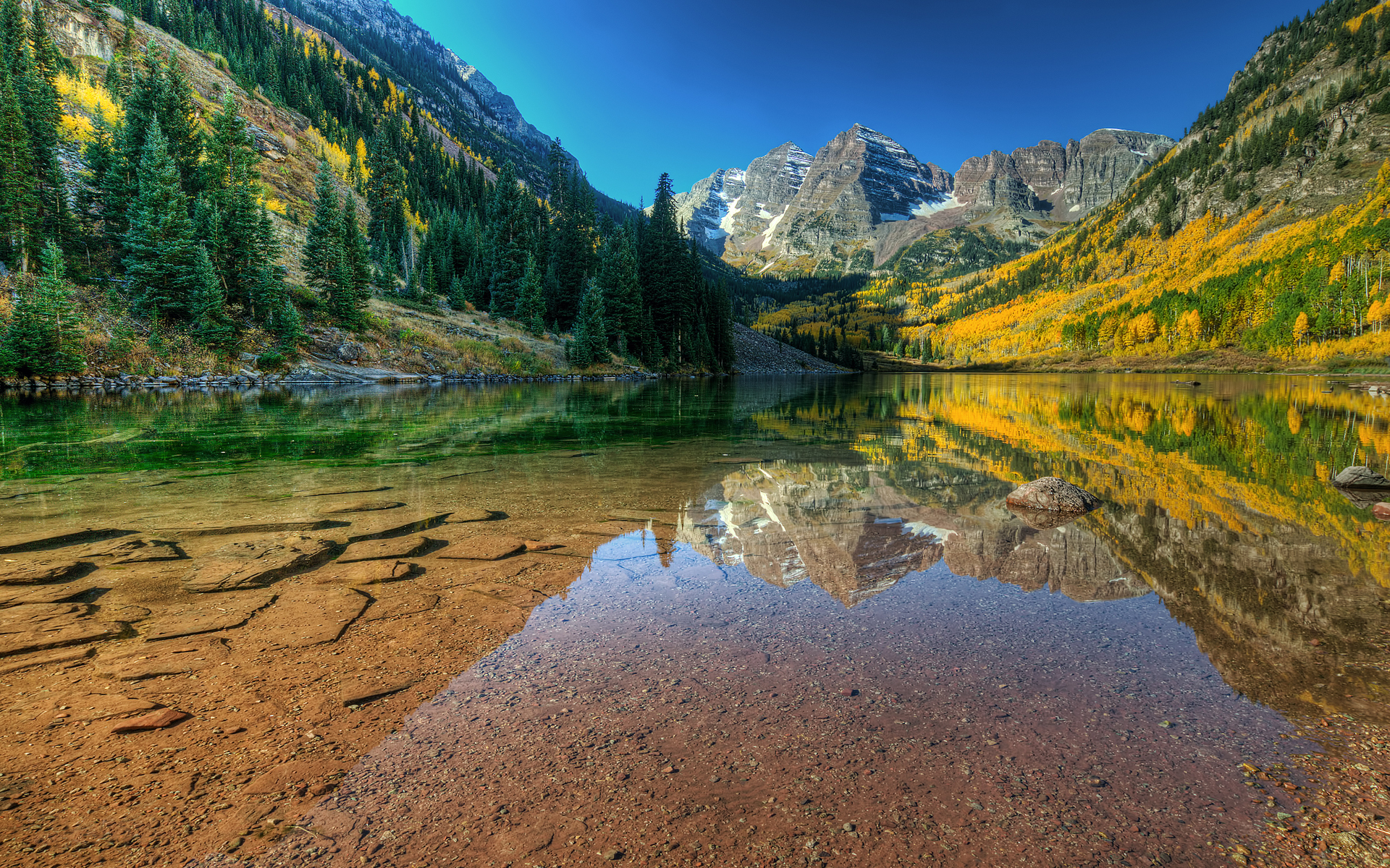 Free photo A clear lake in the mountains