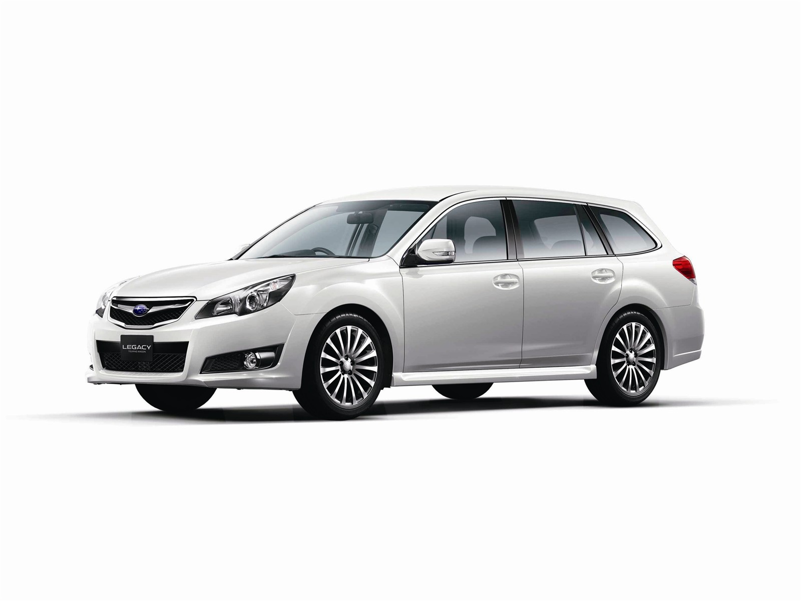 Бесплатное фото Subaru legacy белого цвета на белом фоне