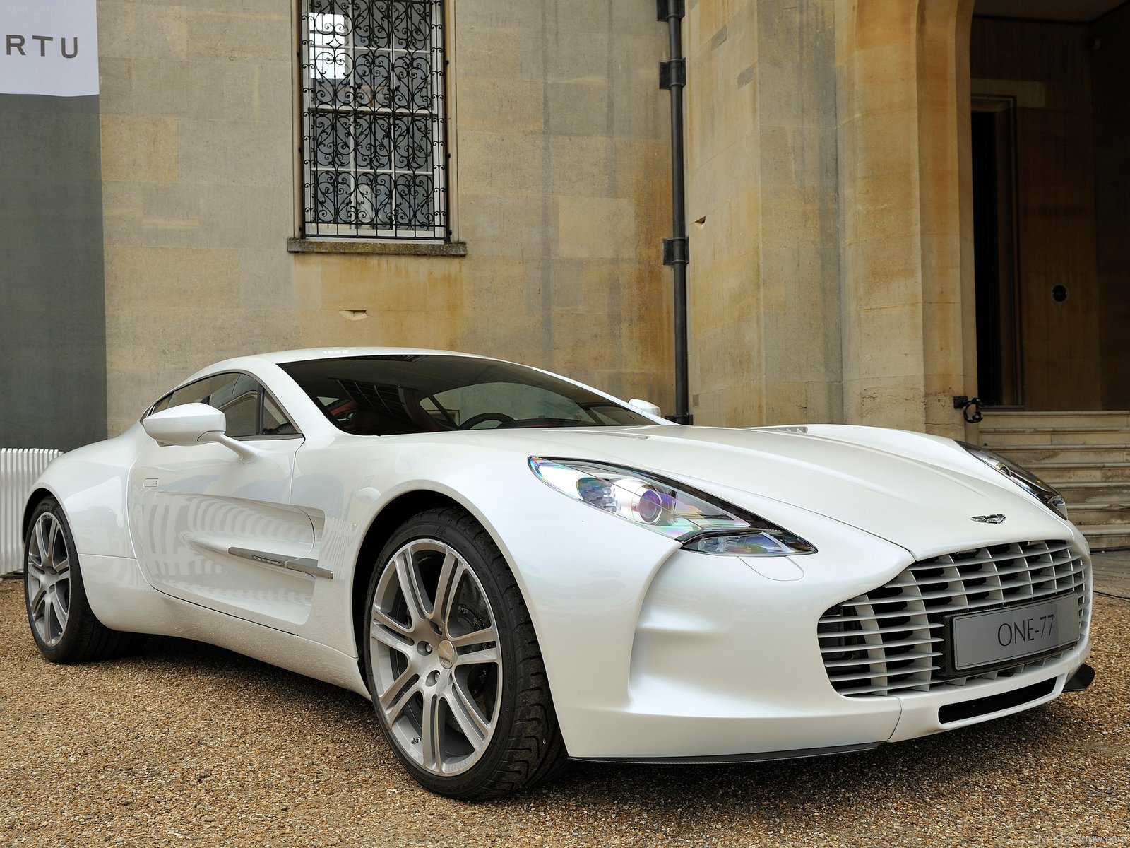 Обои aston martin one-77 машины на рабочий стол