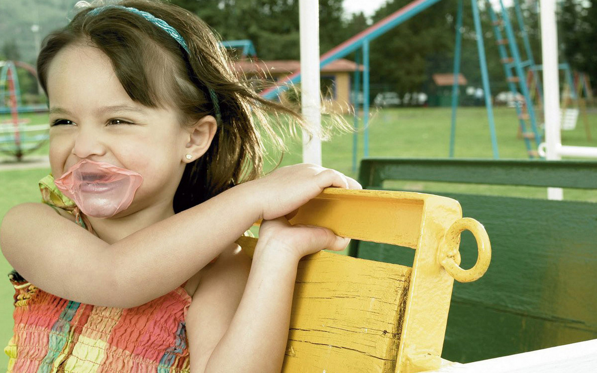 Wallpapers child girl chewing gum on face on the desktop