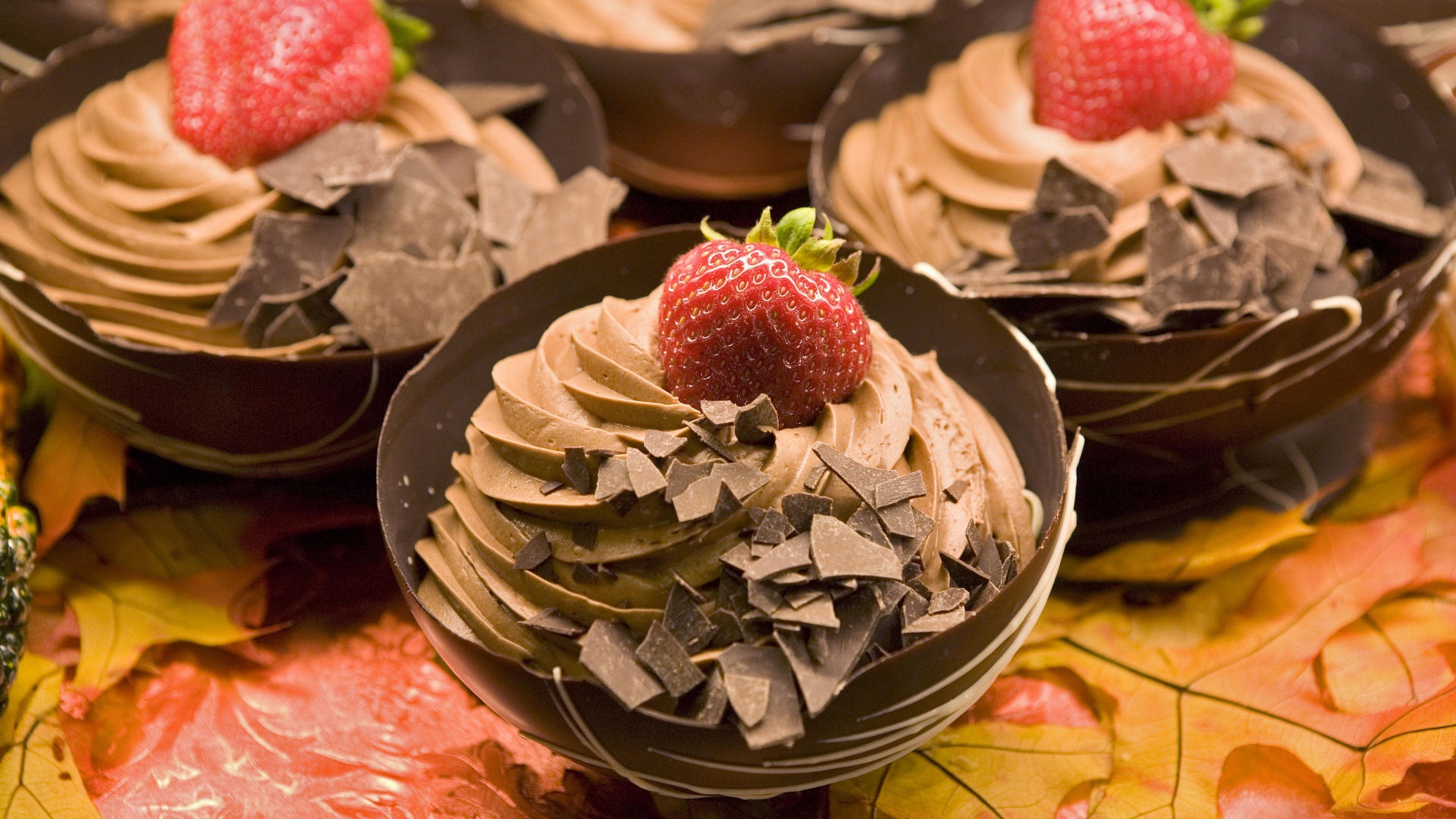 桌面上的壁纸巧克力 奶油 草莓