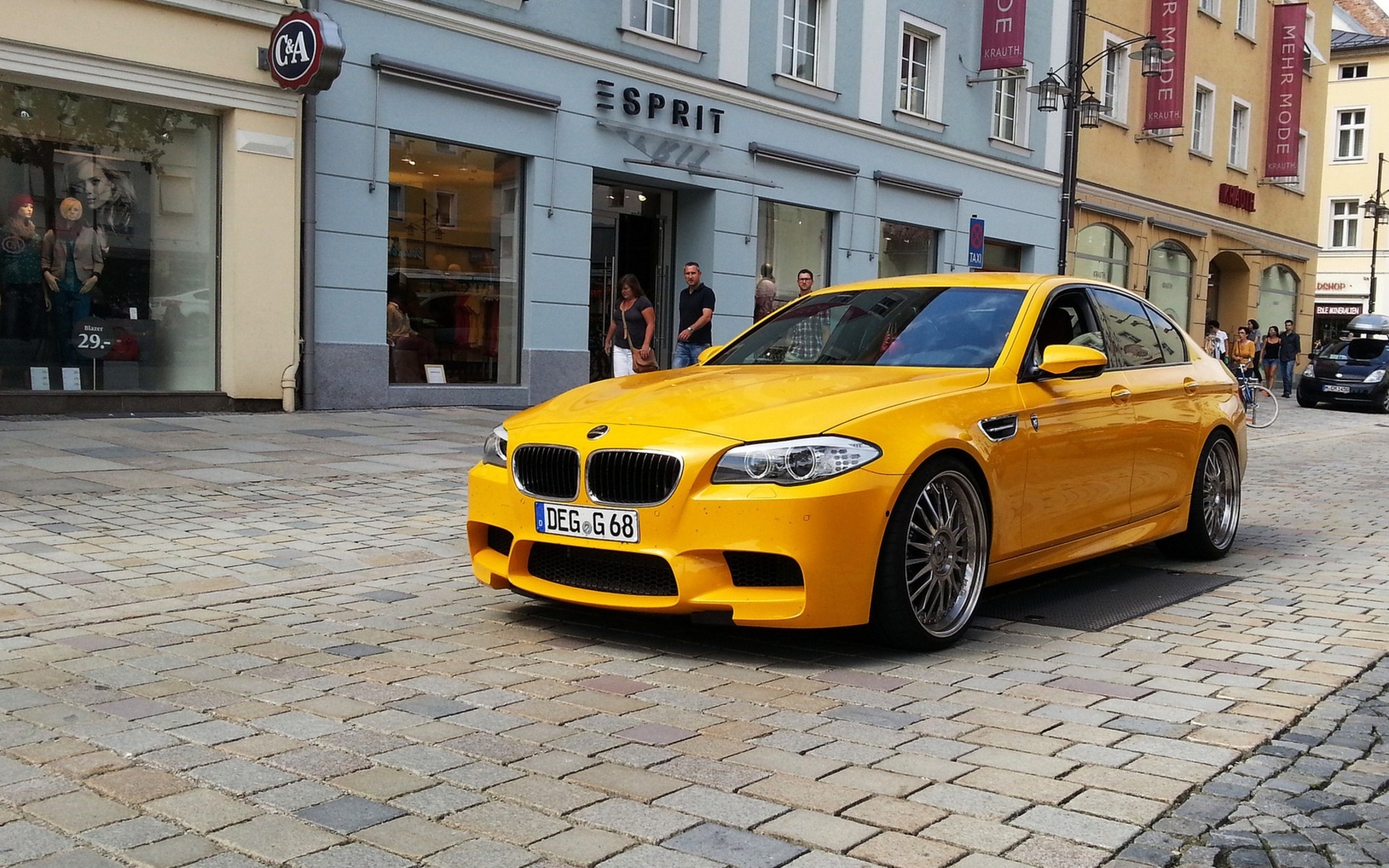 Free photo Yellow bmw 5.