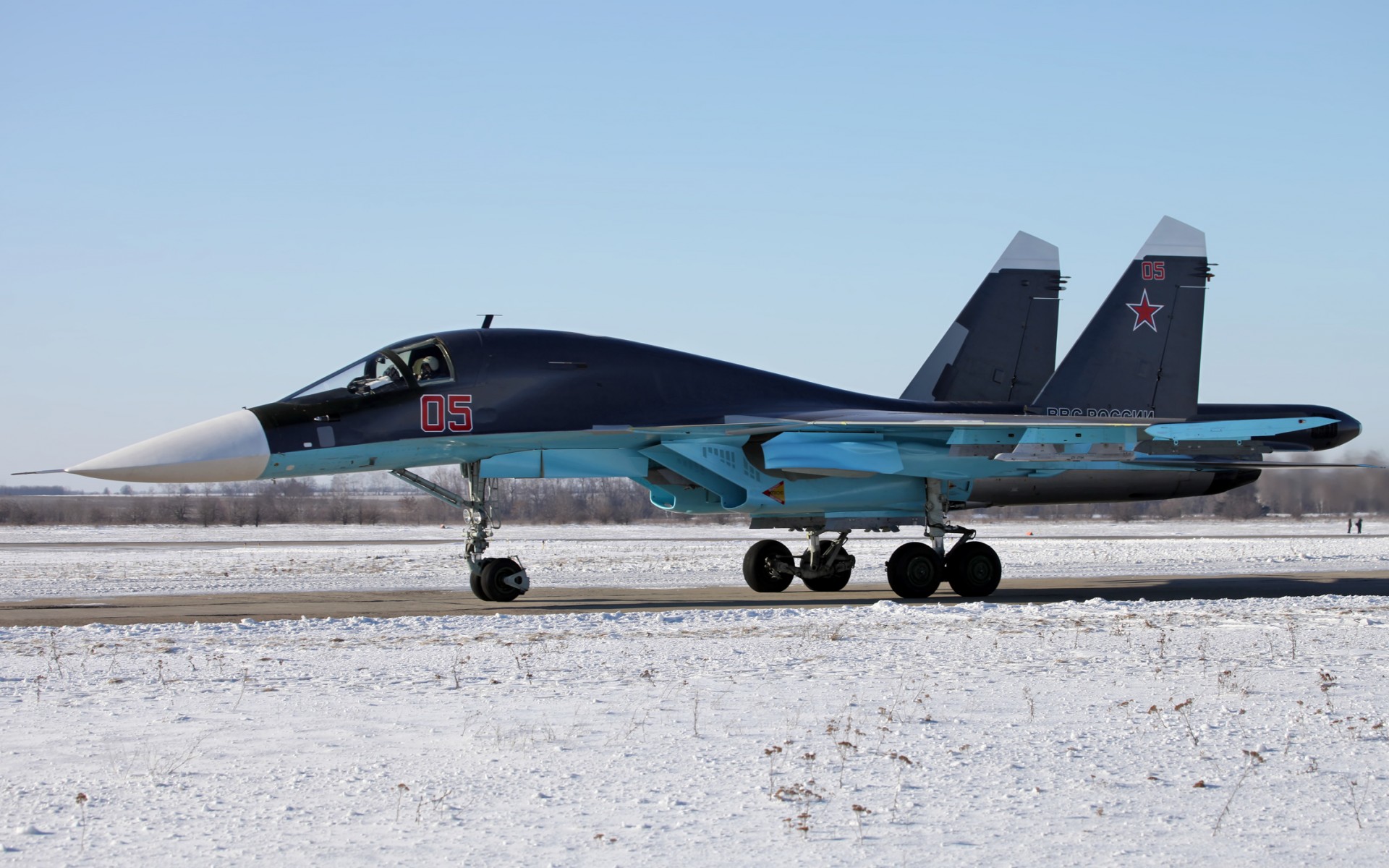 Free photo A military aircraft on the runway