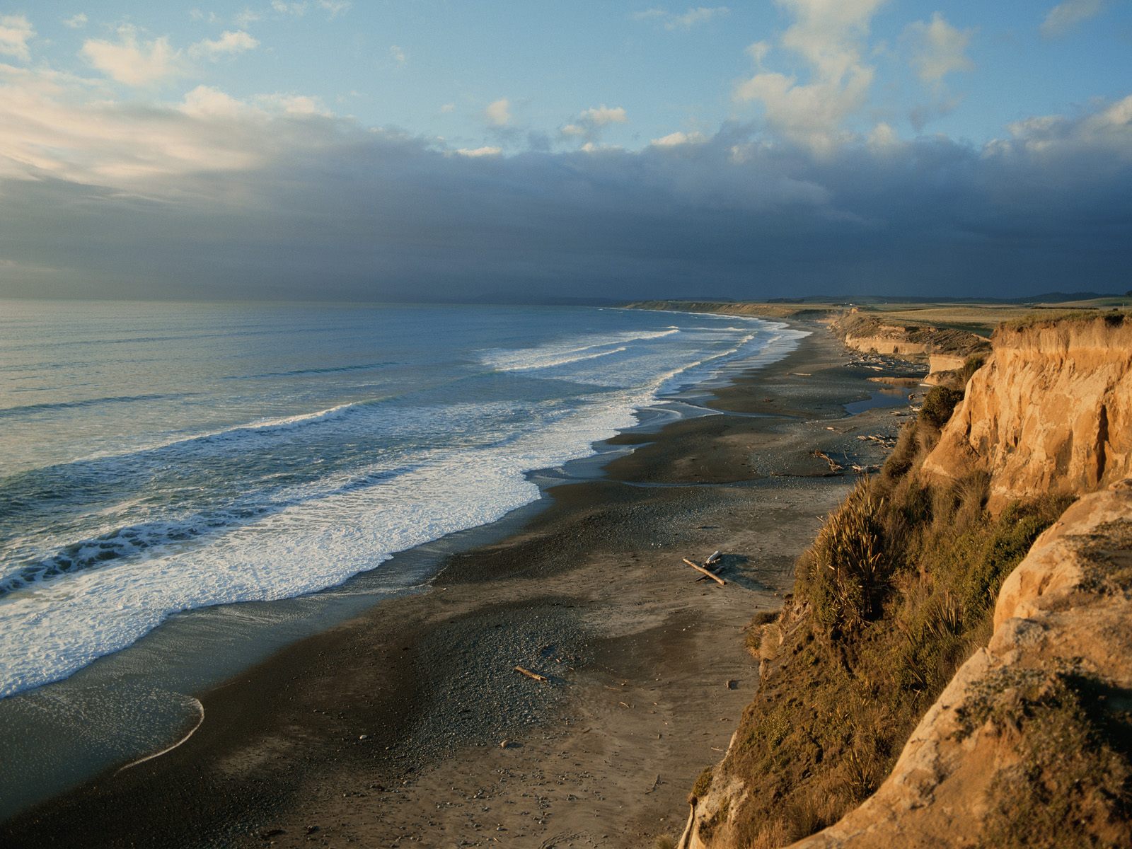 Free photo Abandoned beach at the cliff edge