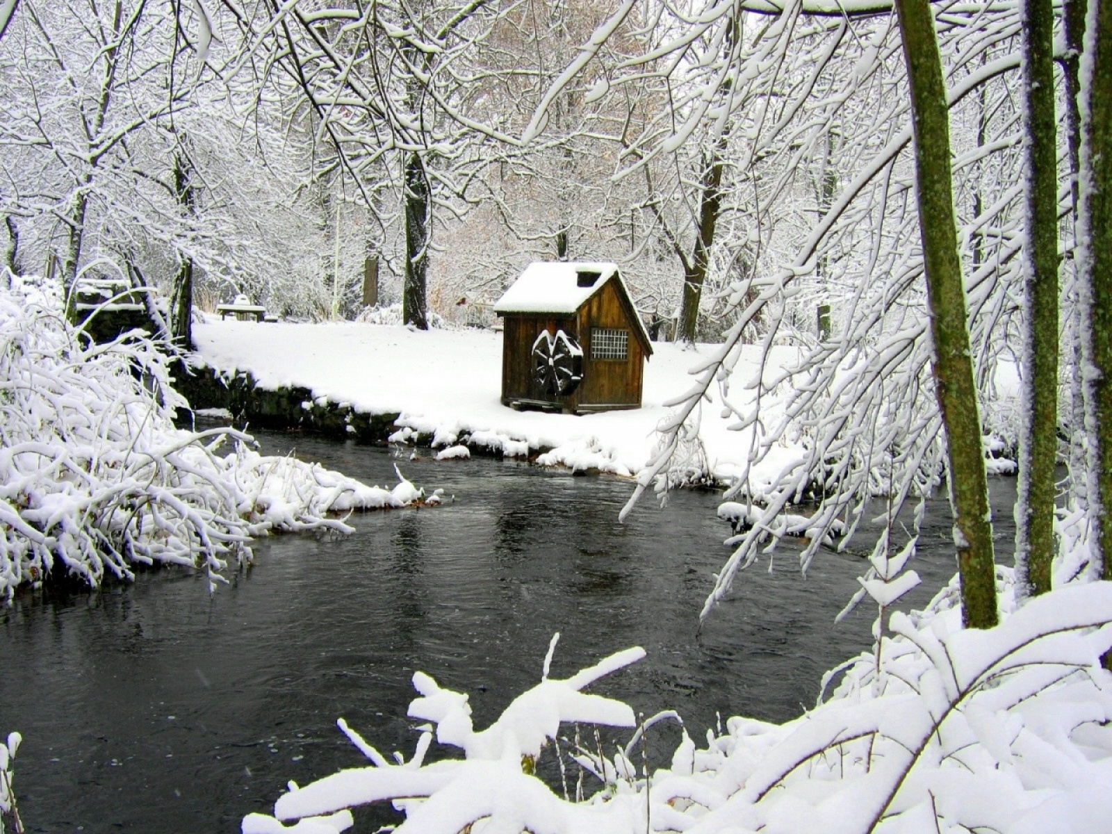 Free photo Snow banks by the creek