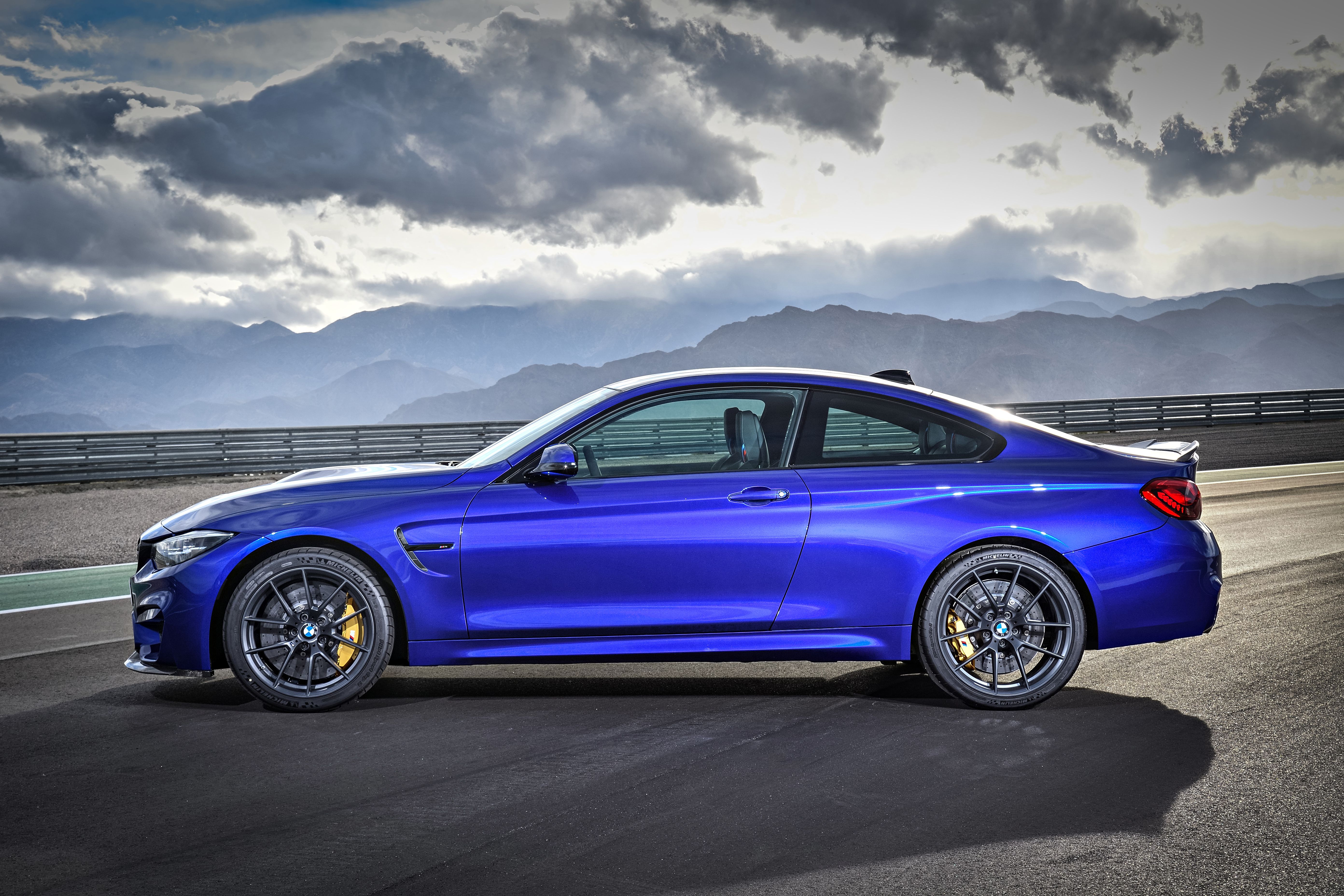 Обои BMW M4 CS стоит боком купе на рабочий стол