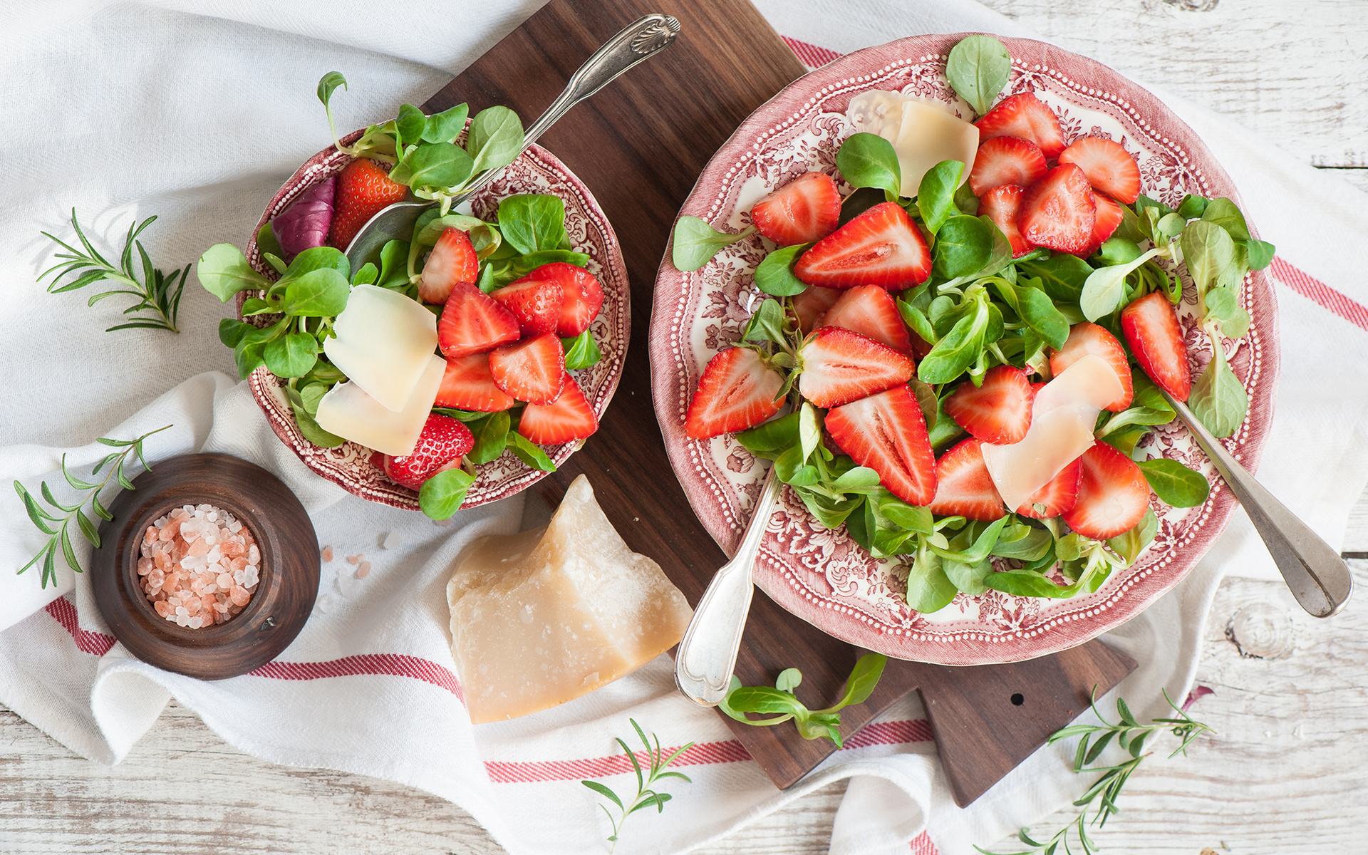 Wallpapers dessert strawberry greens on the desktop