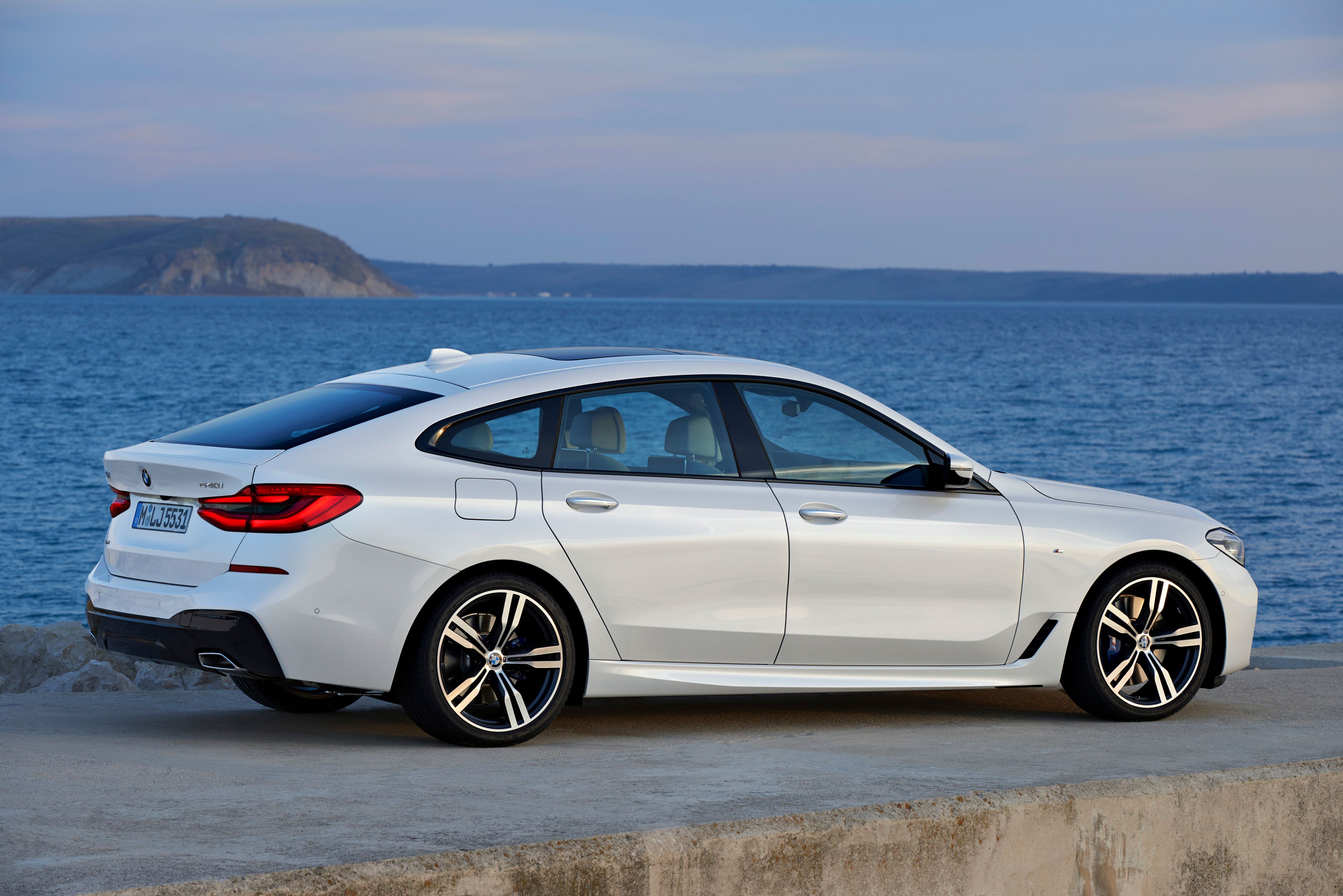 Обои BMW 6er Gran Turismo 640i xDrive белая машина белая БМВ на рабочий стол