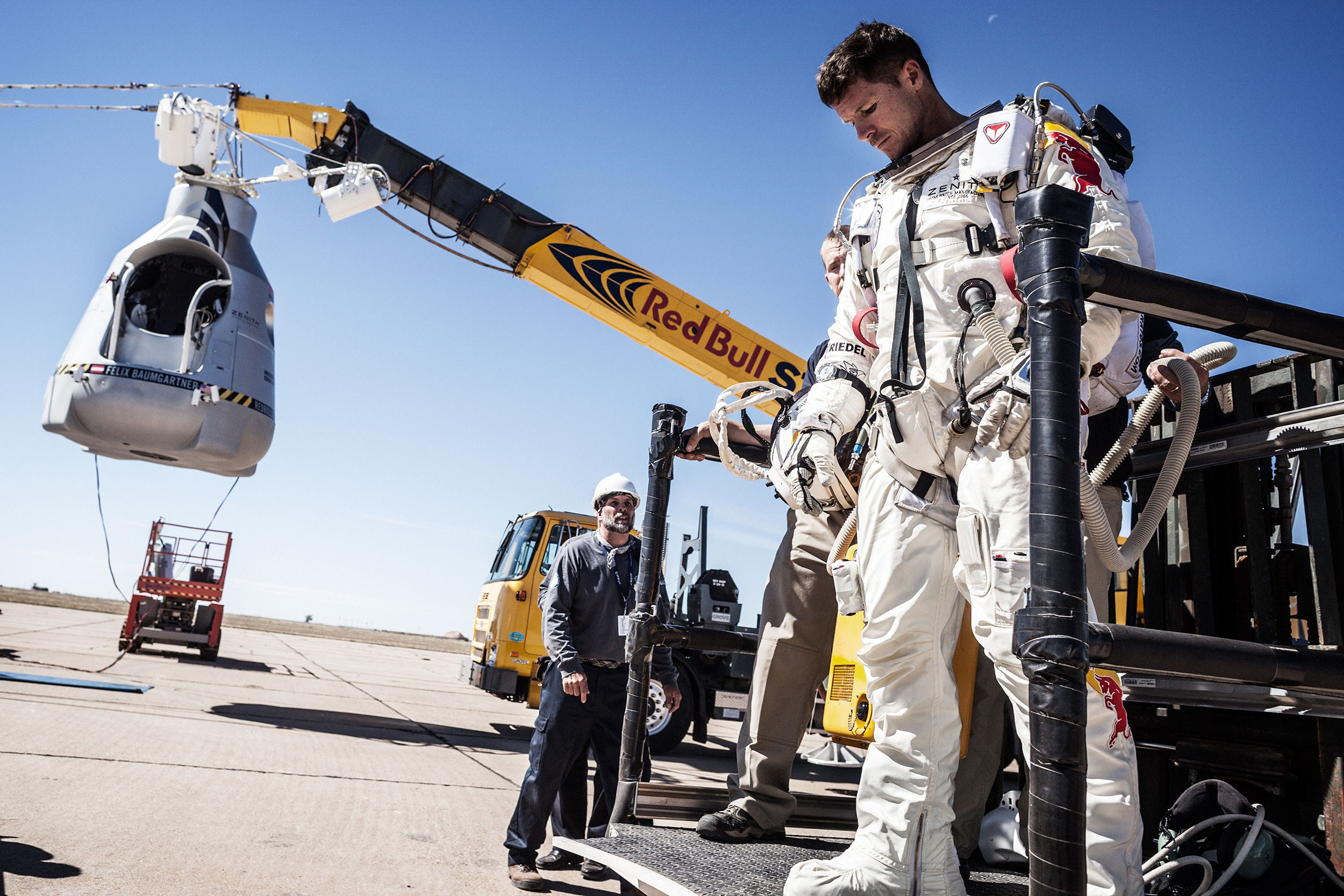 Wallpapers astronaut cosmonaut suit on the desktop