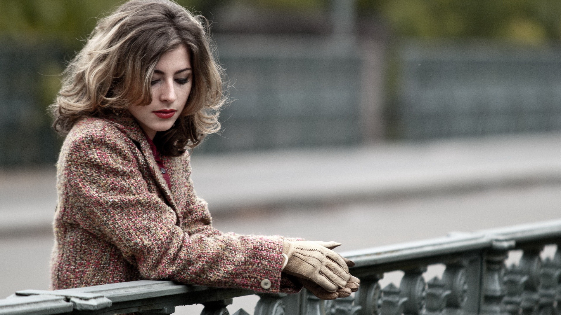 Обои девушка пальто перчатки на рабочий стол