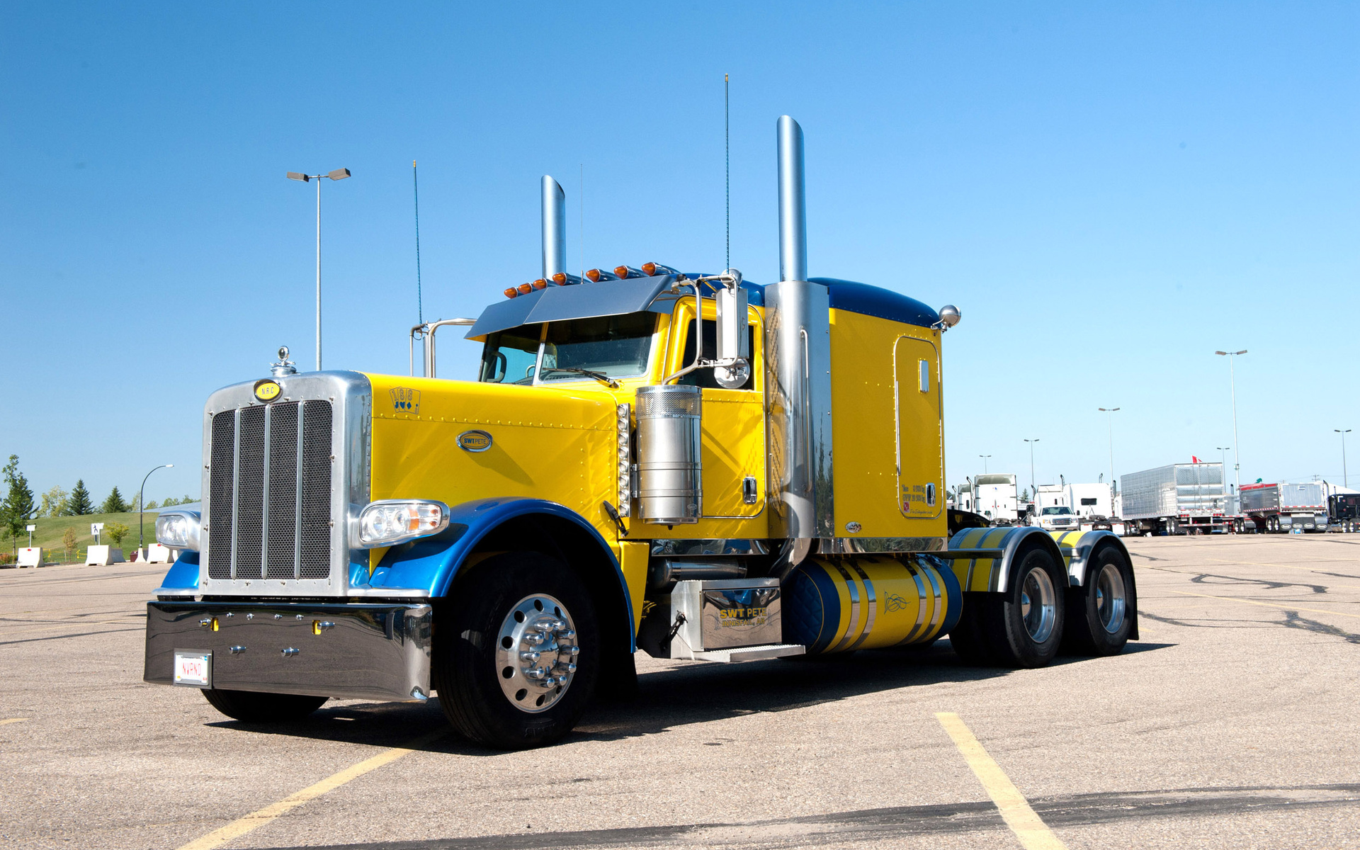 Free photo Big yellow truck