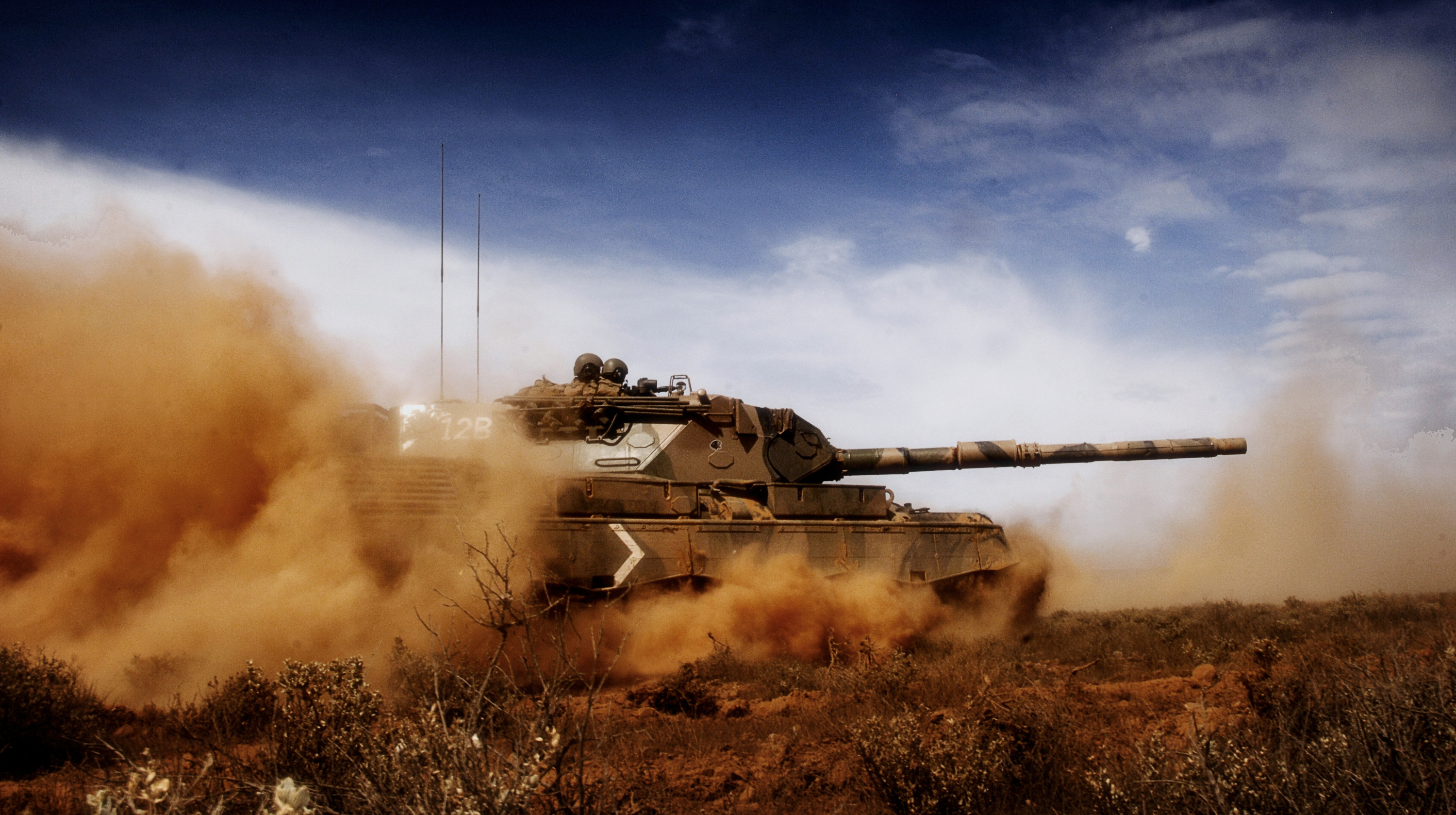 在沙地上行驶的美军坦克