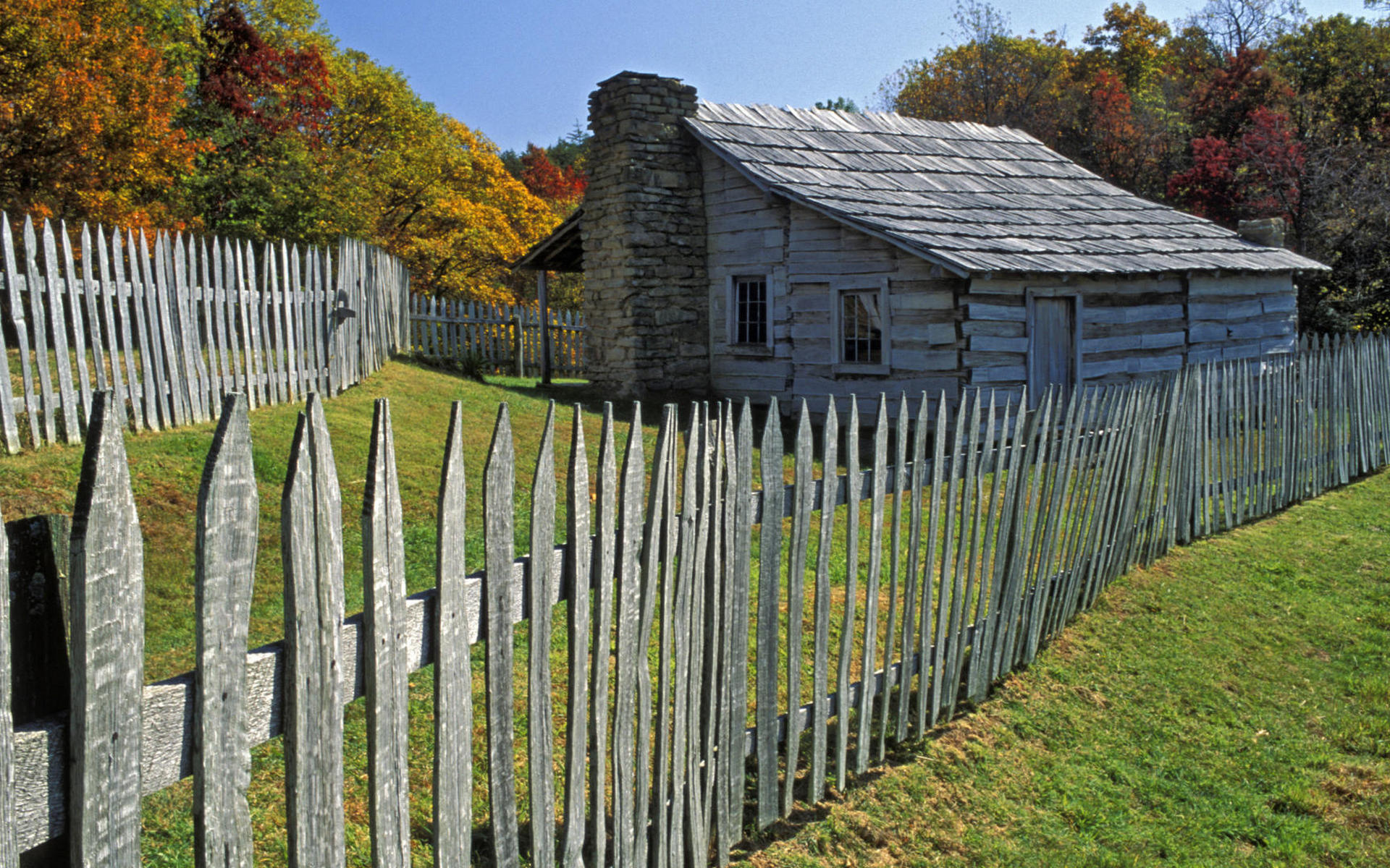 Wallpapers cottage fence house on the desktop