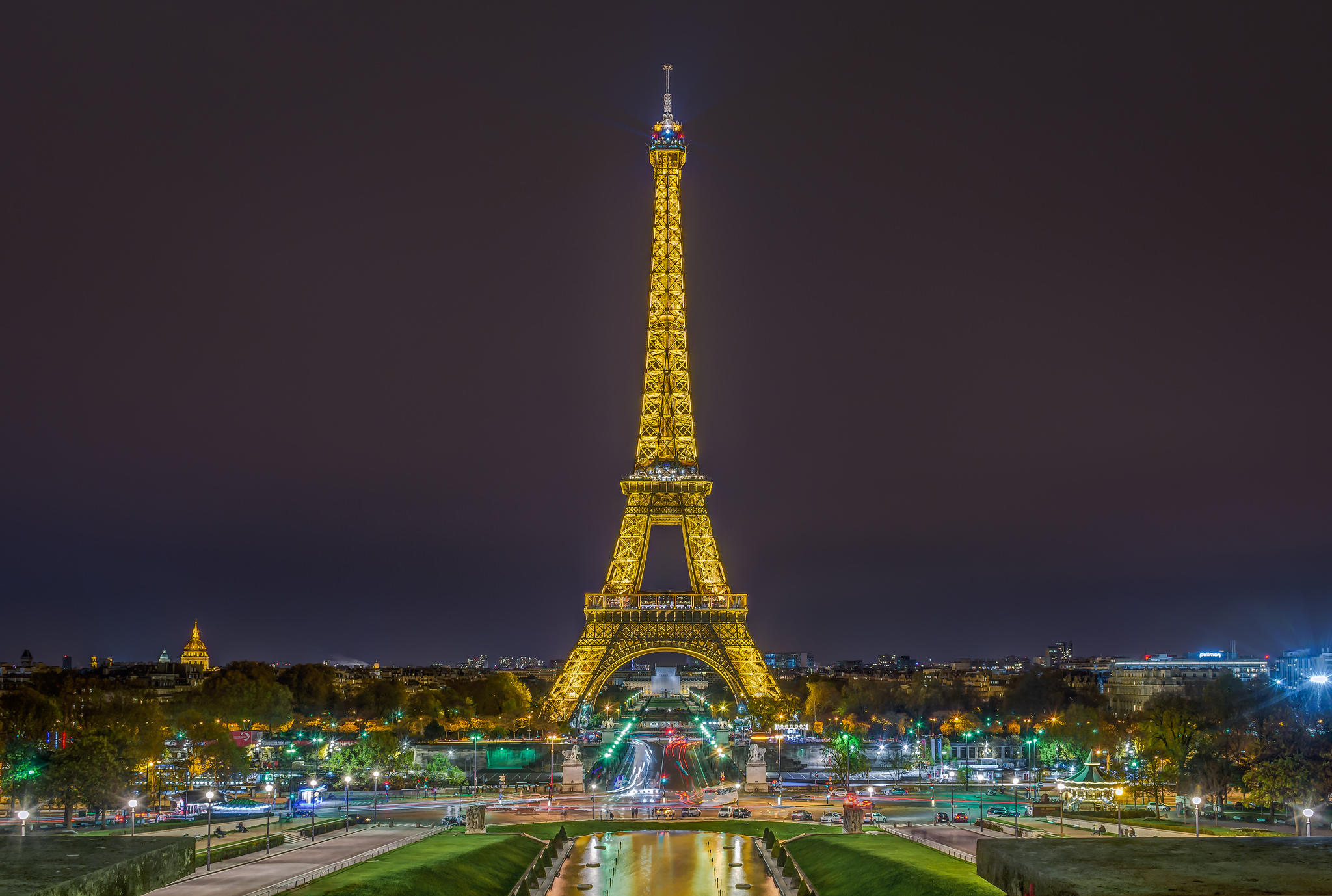 Free photo A wide view of the Eiffel Tower