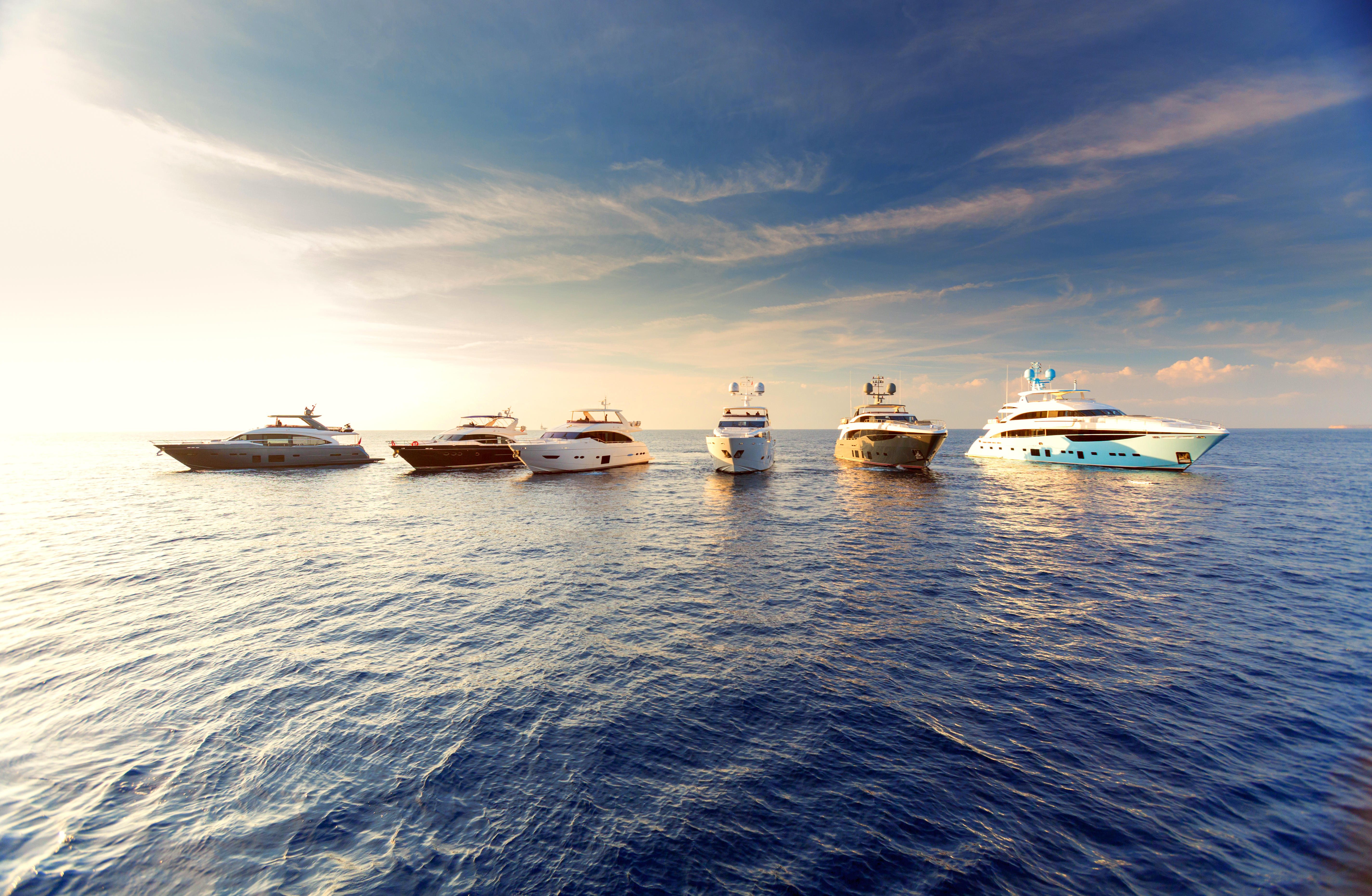 Free photo Photo of the yacht, the scenery - wallpaper on the table