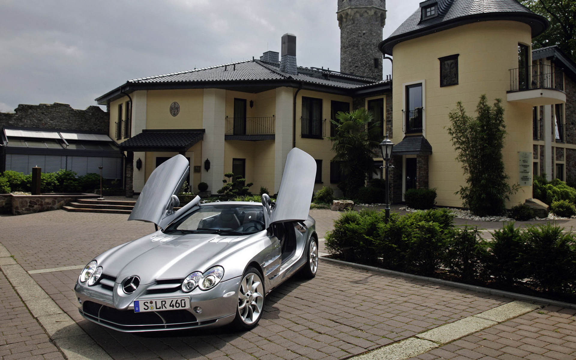 Wallpapers Mercedes doors house on the desktop