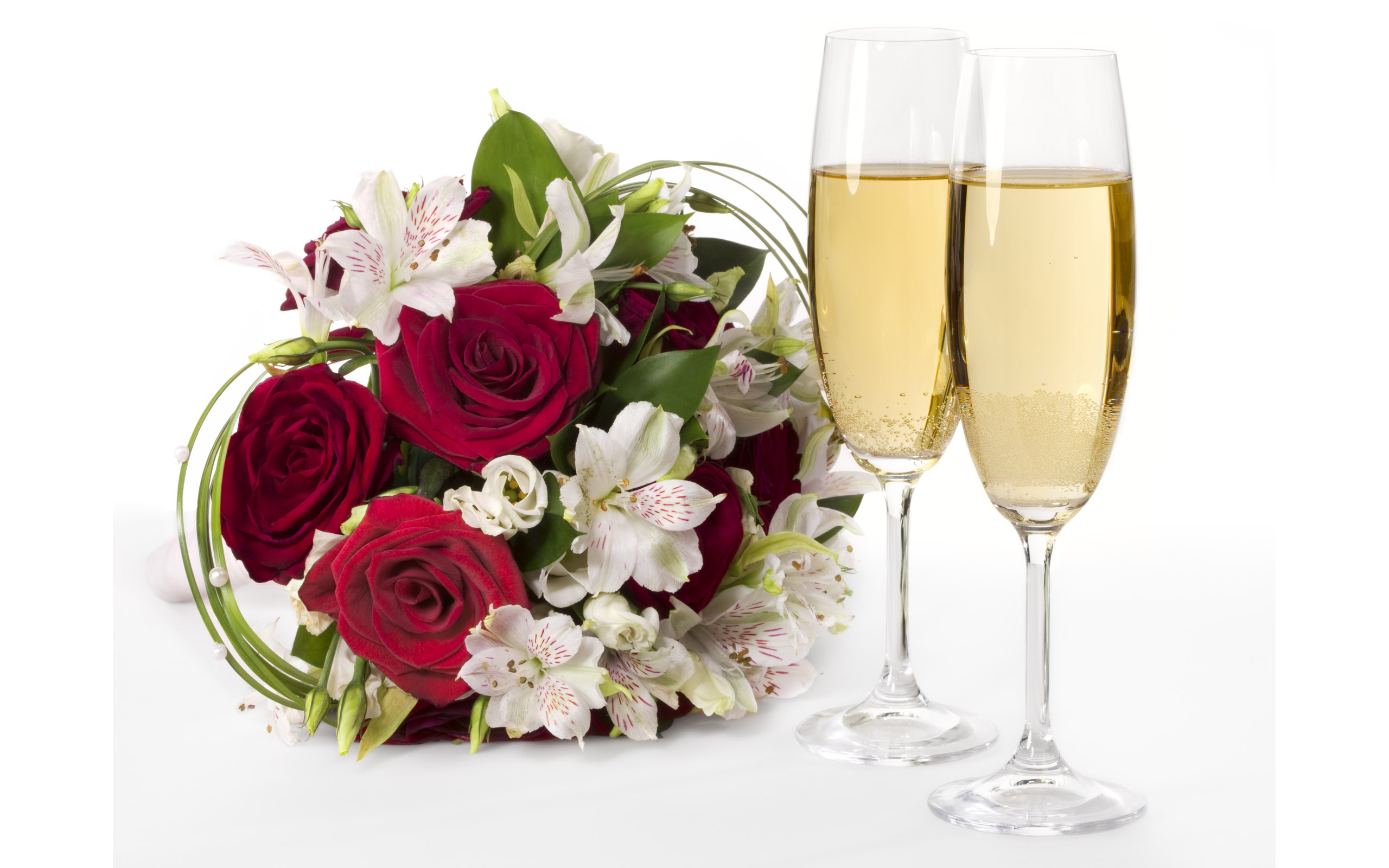 免费照片两只香槟杯和一束鲜花