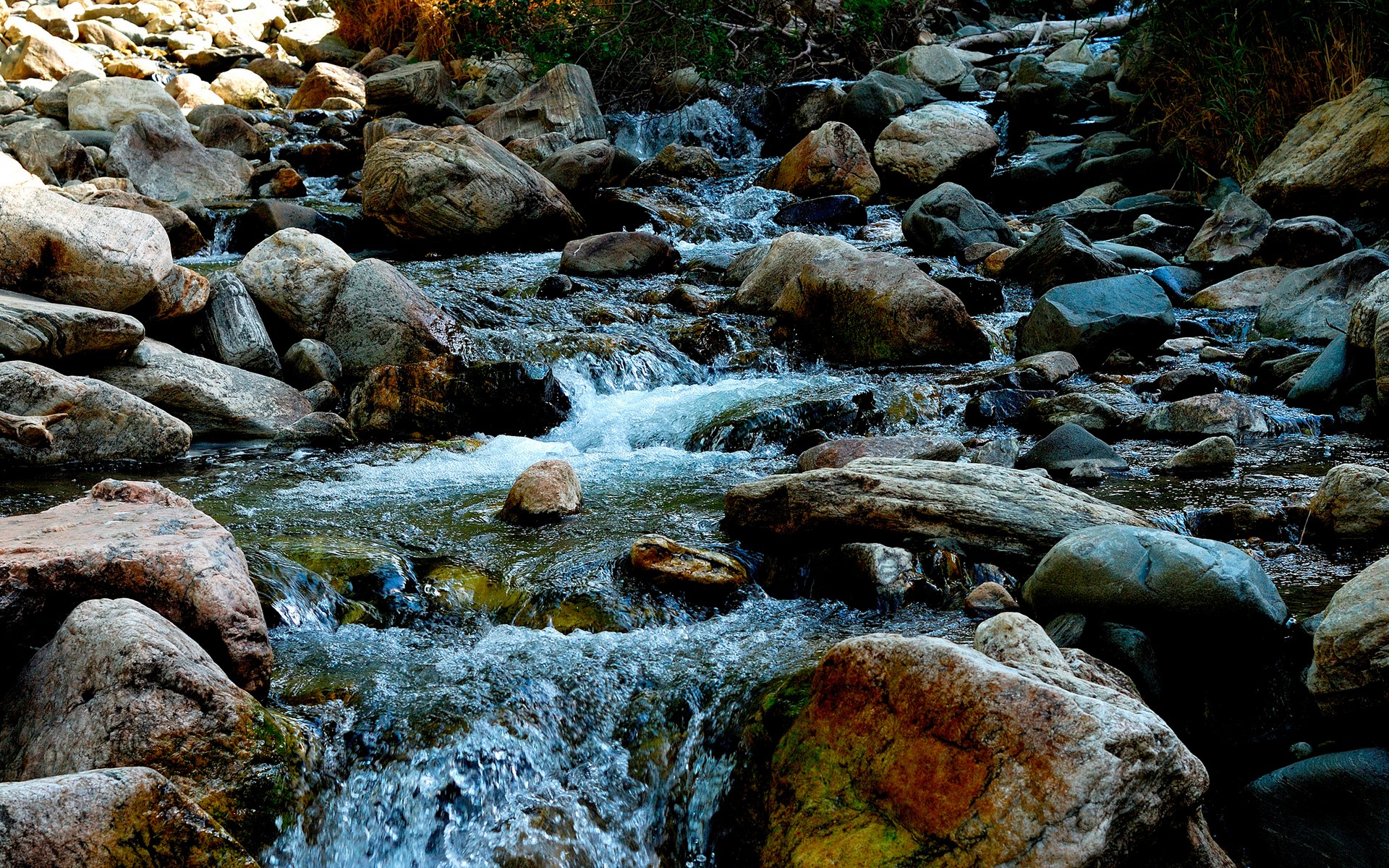 Wallpapers bends pebbles water on the desktop