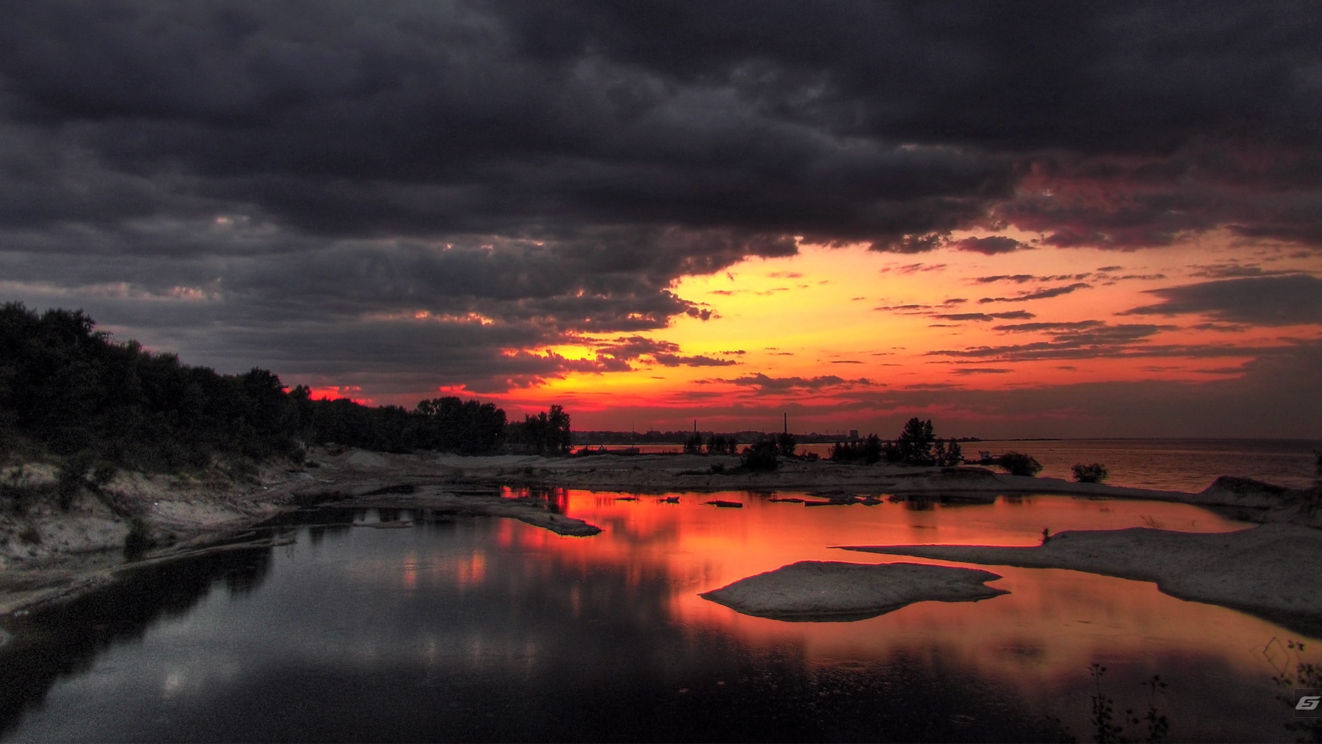 Free photo Sky with thick clouds during a red sunset