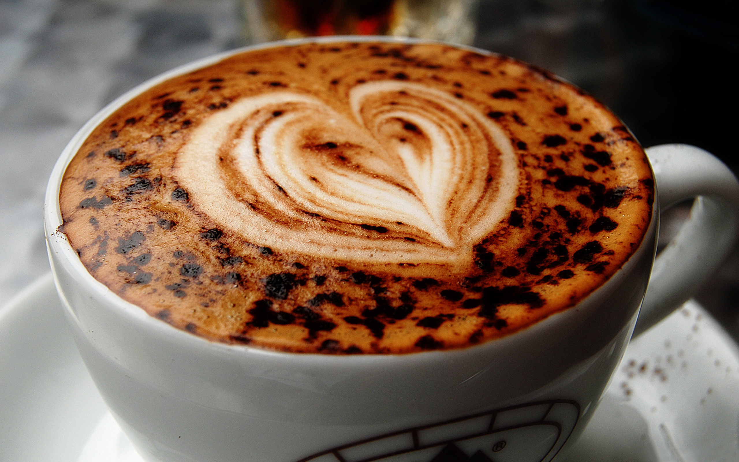 Free photo A cup of coffee with a heart on the foam.