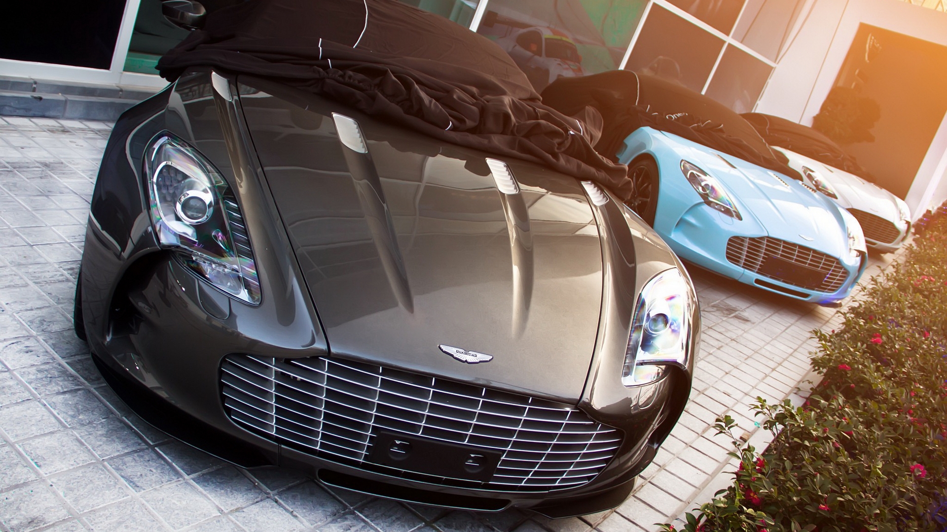 Обои aston martin автосалон серый на рабочий стол