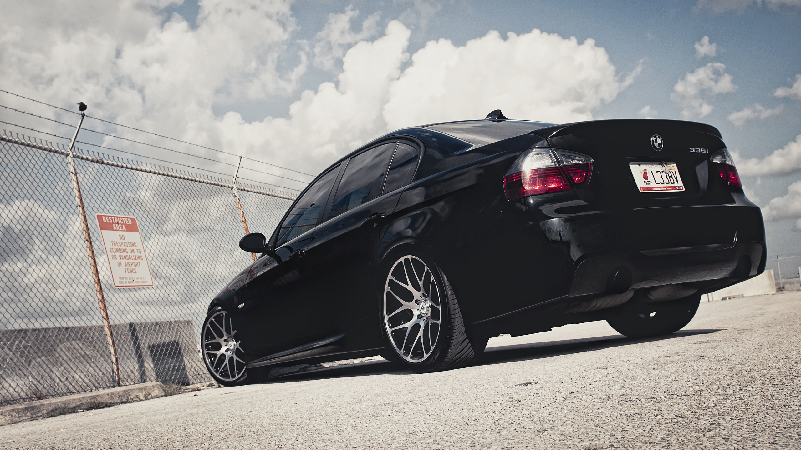 Wallpapers BMW 3 sedan wheels on the desktop