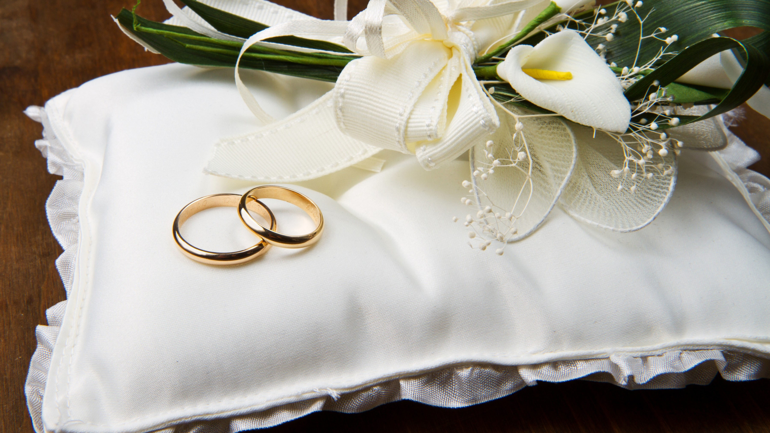 桌面上的壁纸戒指 鲜花 婚礼