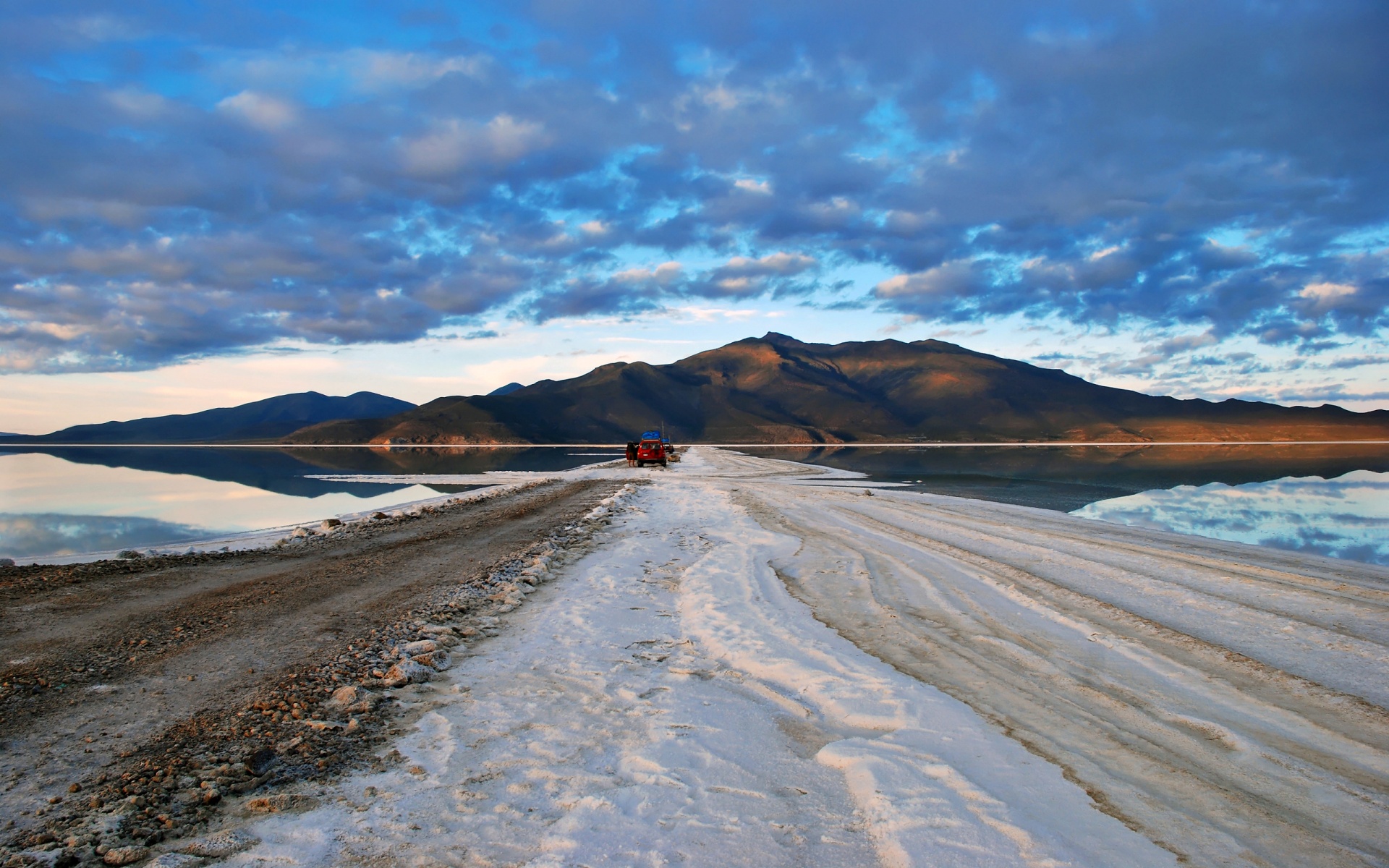 桌面上的壁纸道路 海 山区