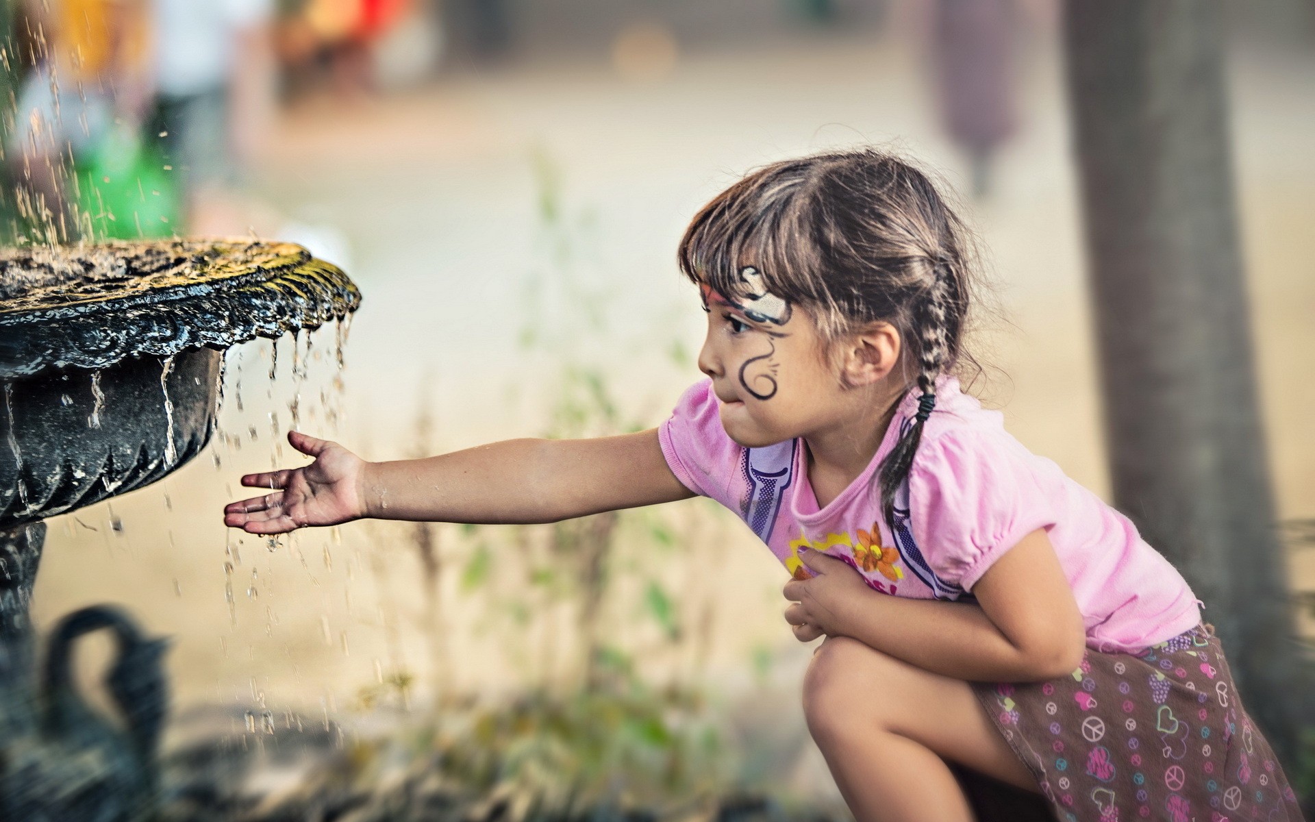 Wallpapers girl fountain water on the desktop