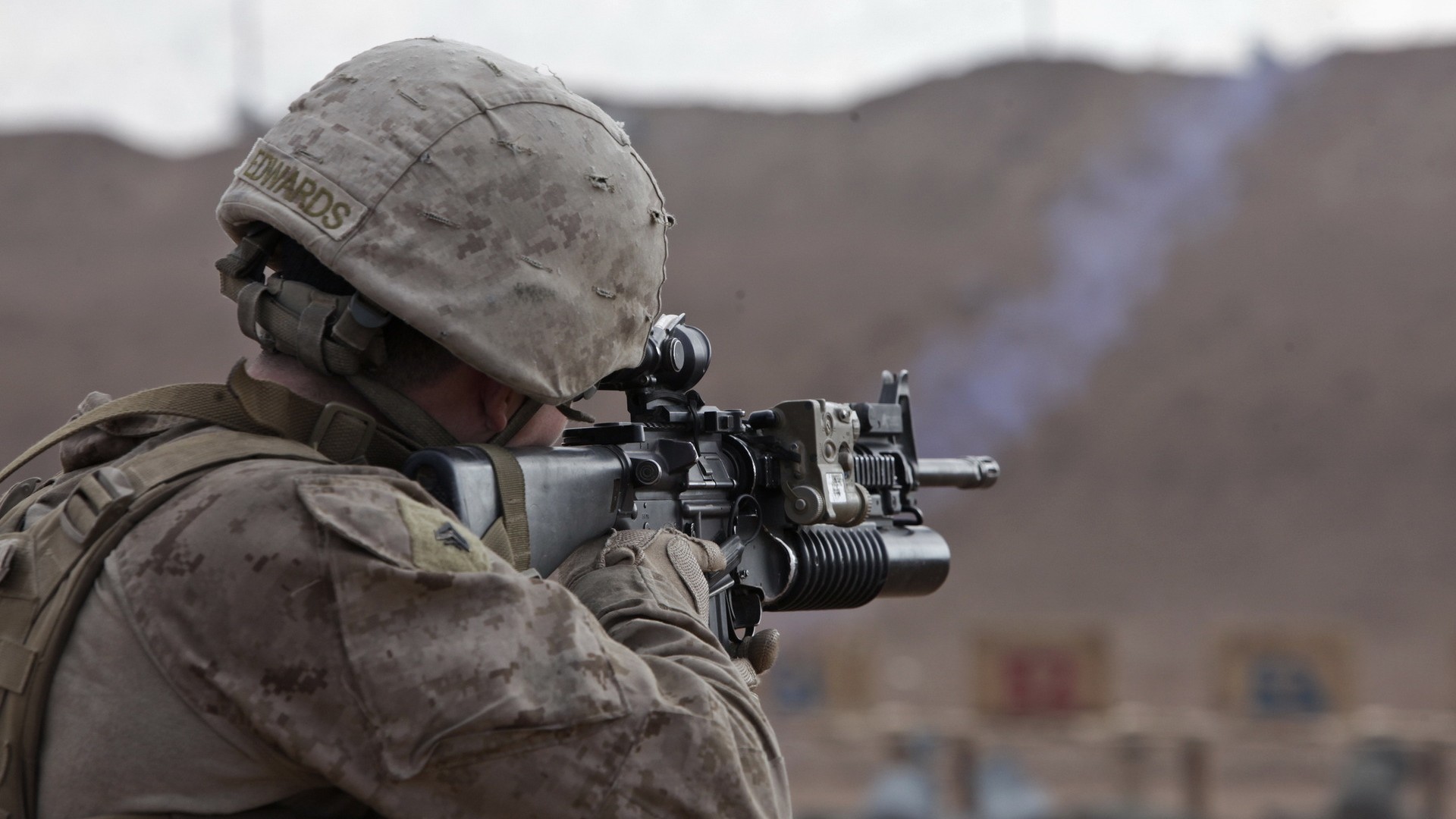 Free photo A soldier with an automatic rifle with a breech-loader.