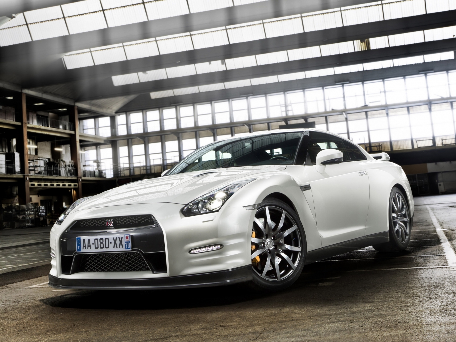 Бесплатное фото Nissan gtr белого цвета