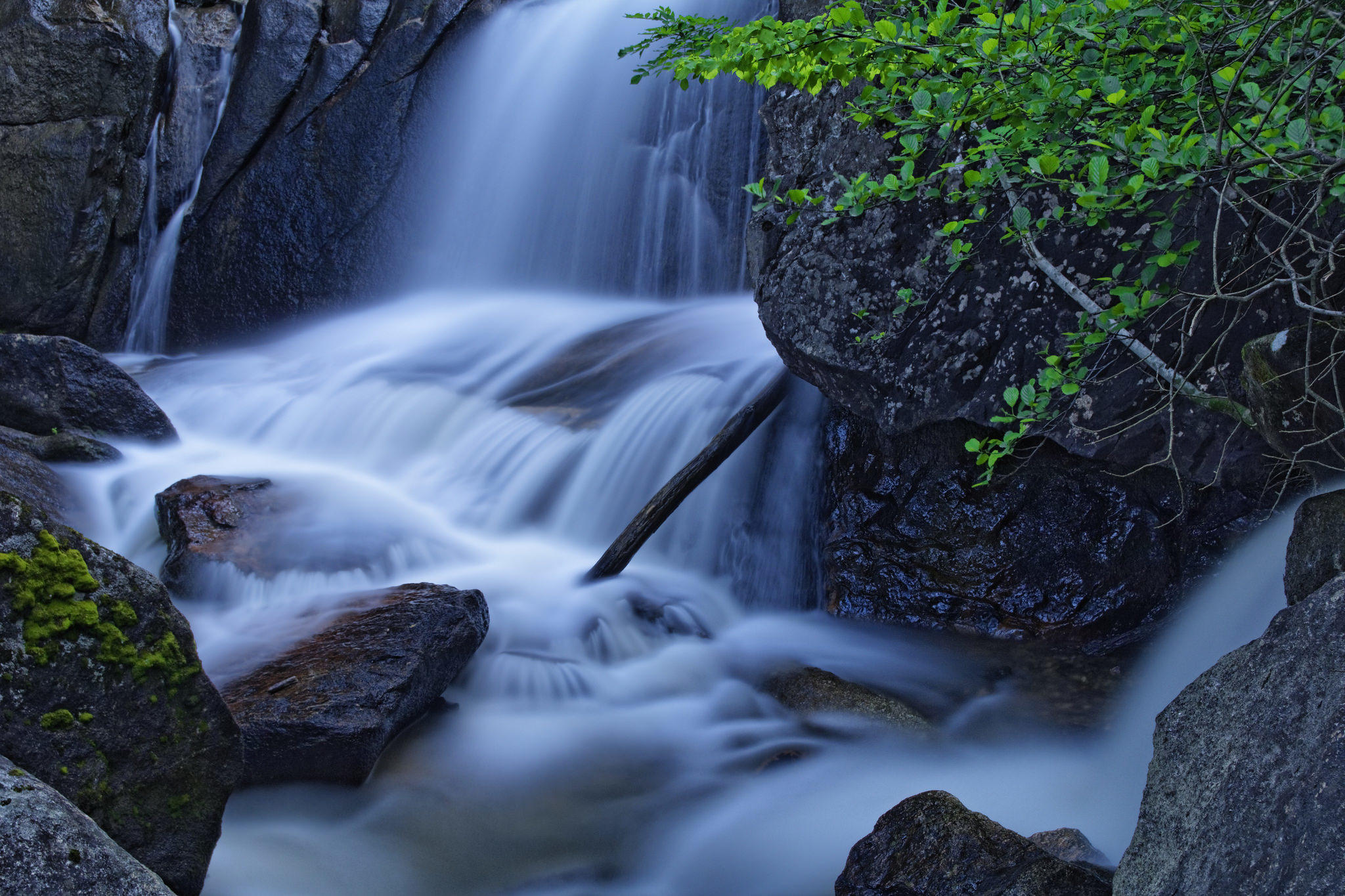 Wallpapers waterfall current stones on the desktop