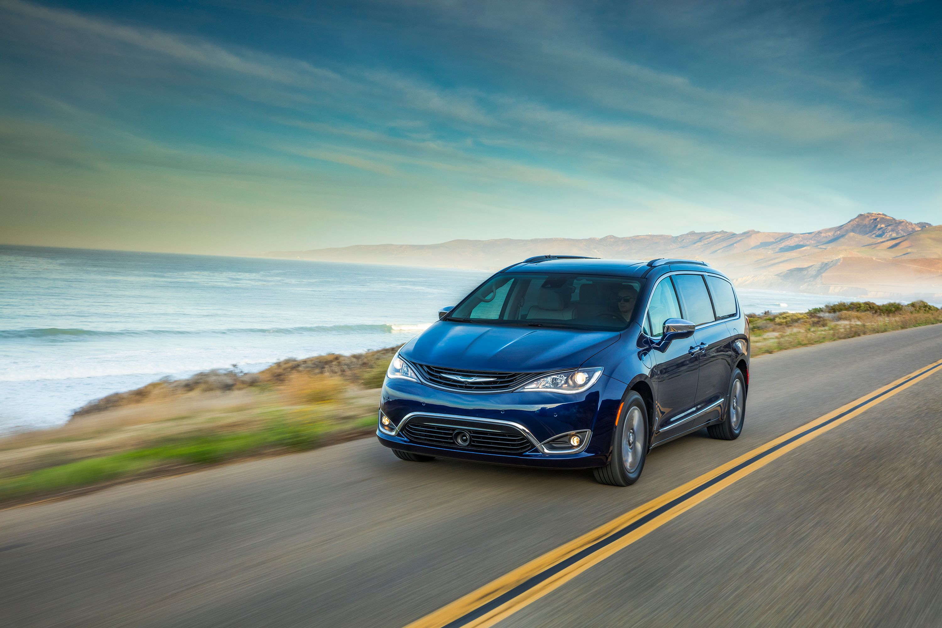 Wallpapers Chrysler Pacifica Hybrid in move view from front on the desktop