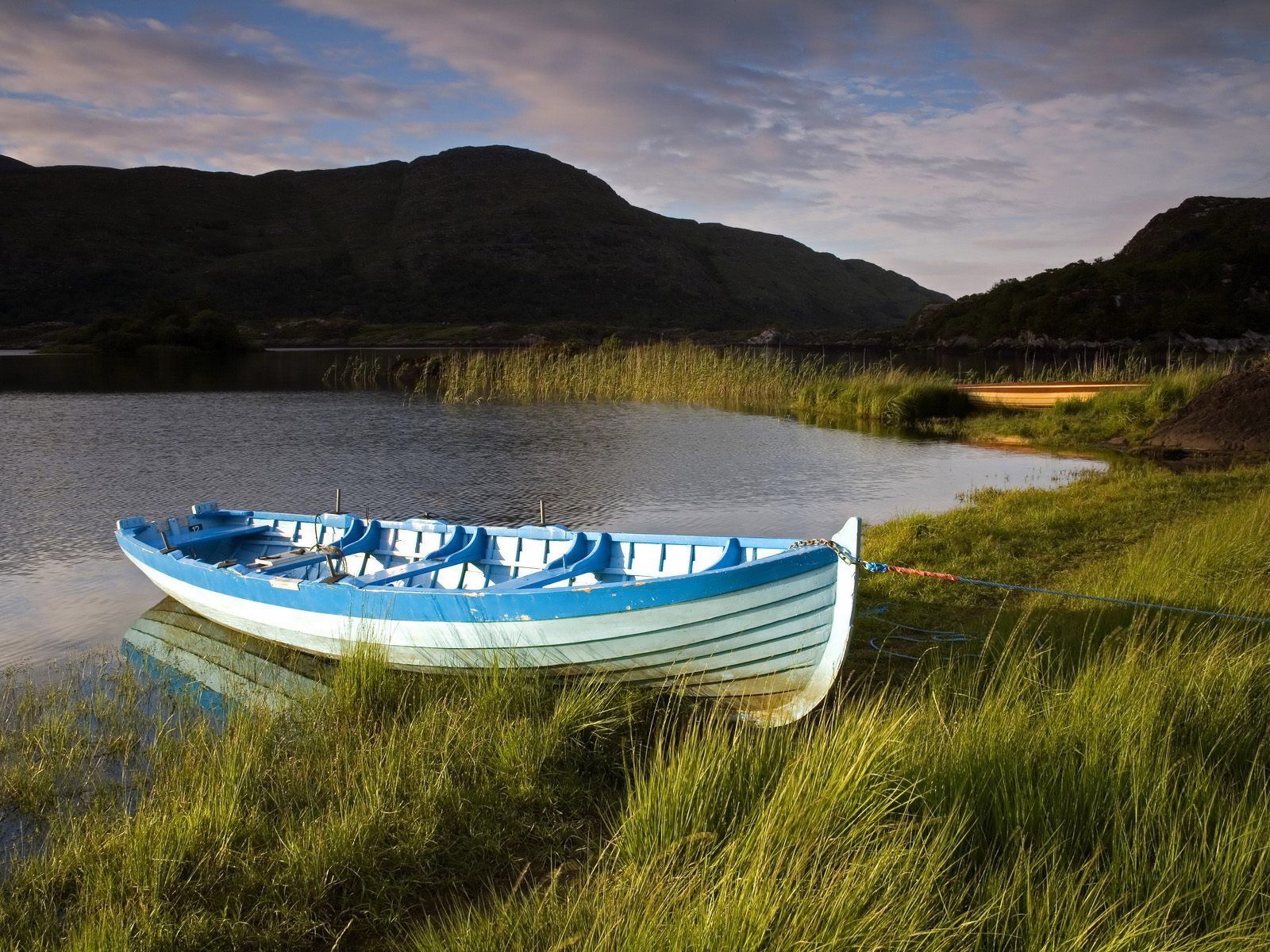 Free photo A recreational wooden boat on the lake