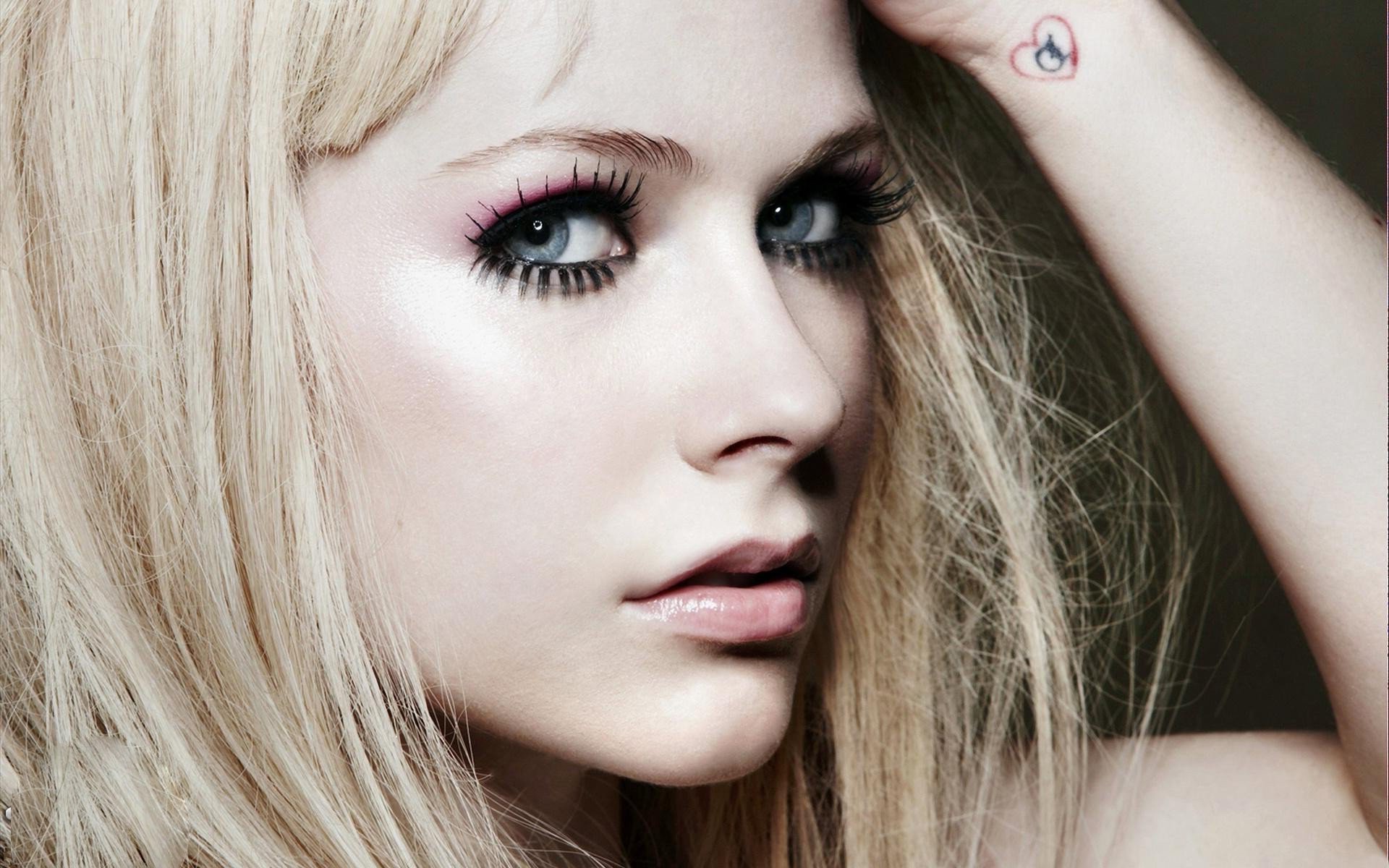 Wallpapers Avril Lavigne blonde singer on the desktop