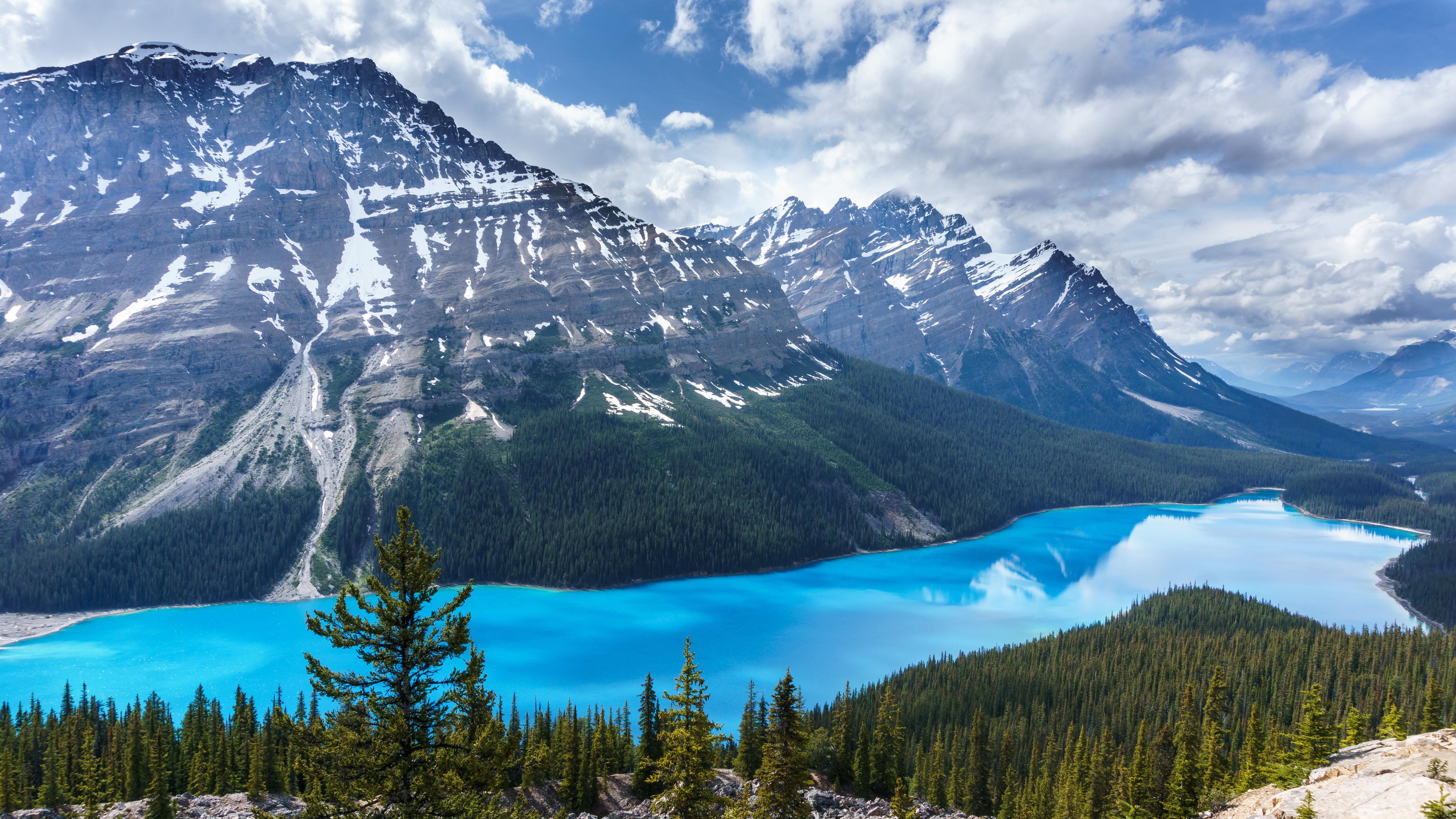 加拿大的一个国家公园和一座山