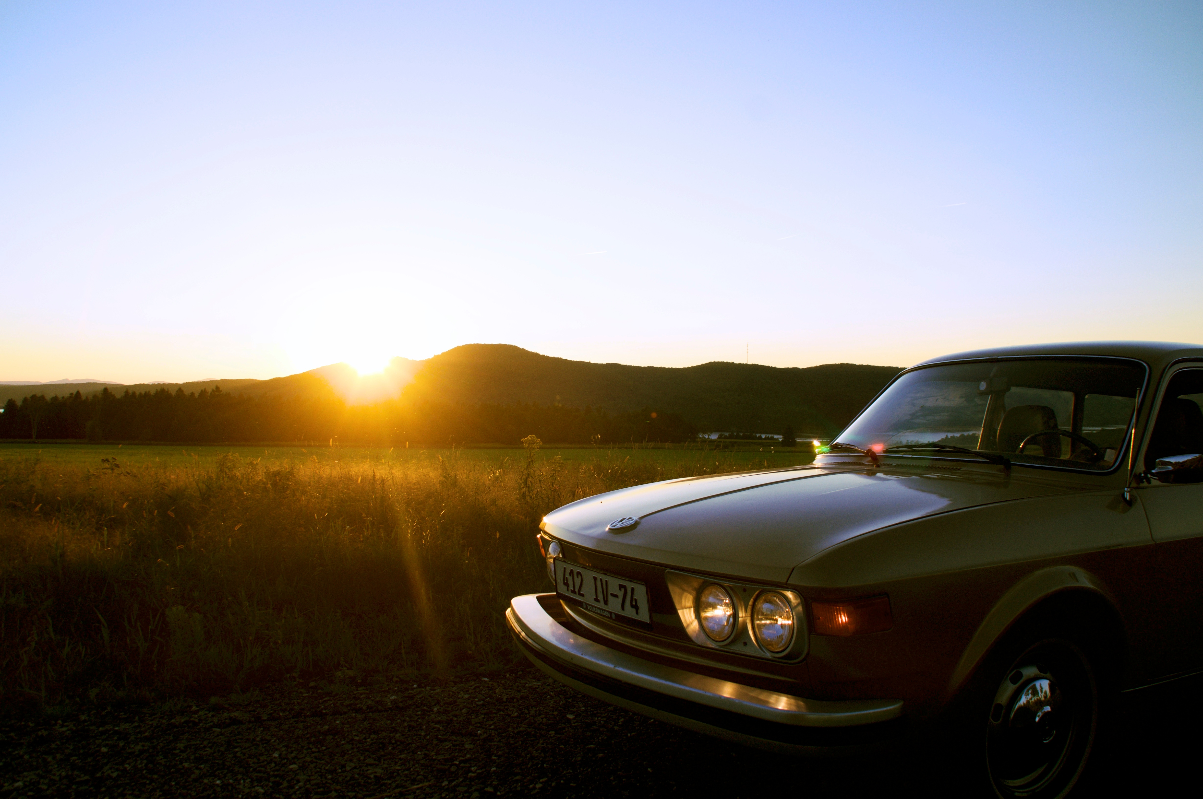 Free photo A vintage car at sunset