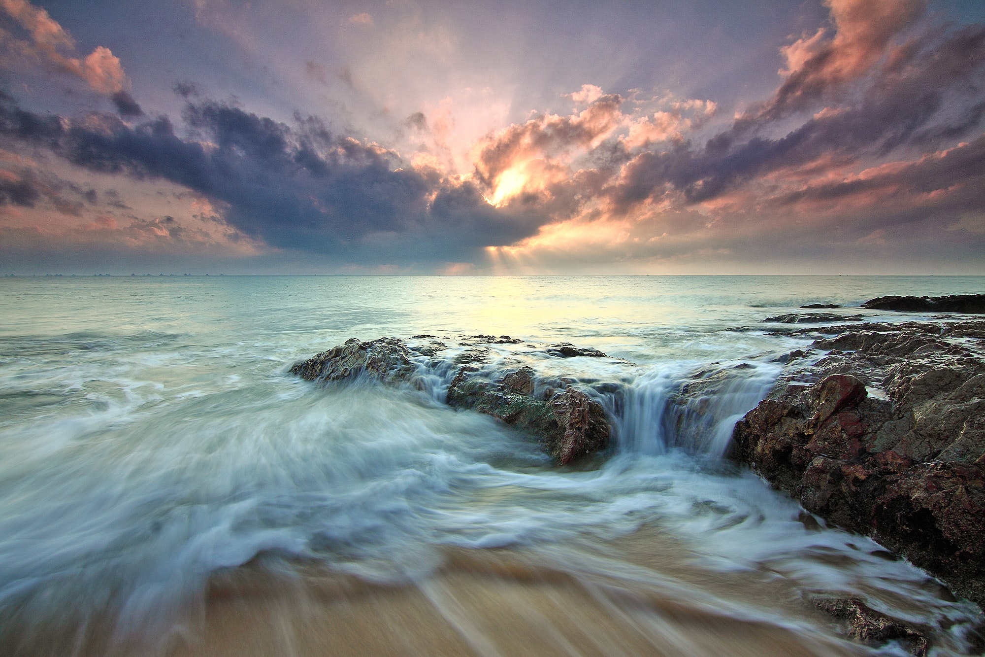 Free photo Beautiful seascape with the sea