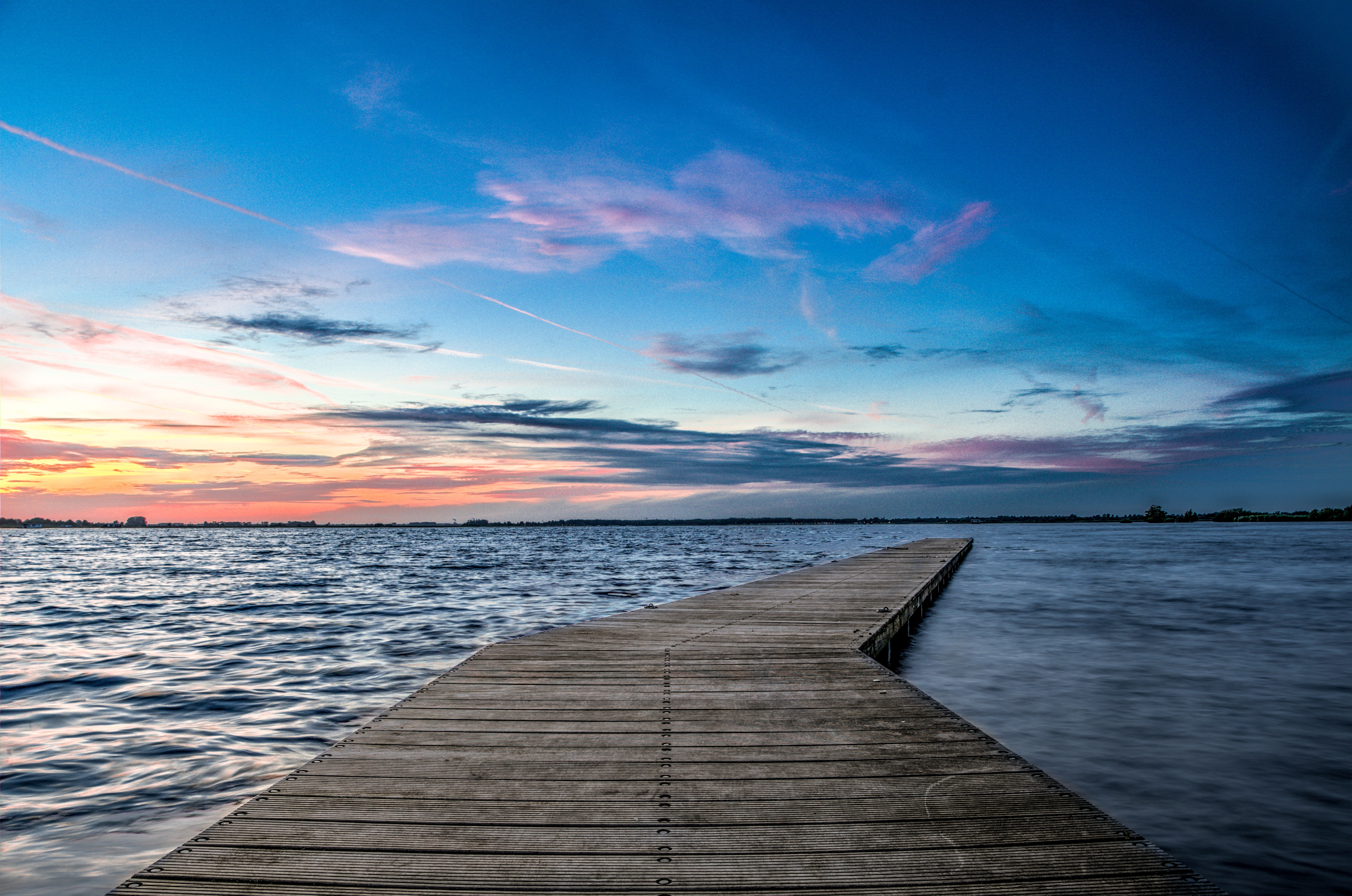 Free photo A wide wooden bridge on the water