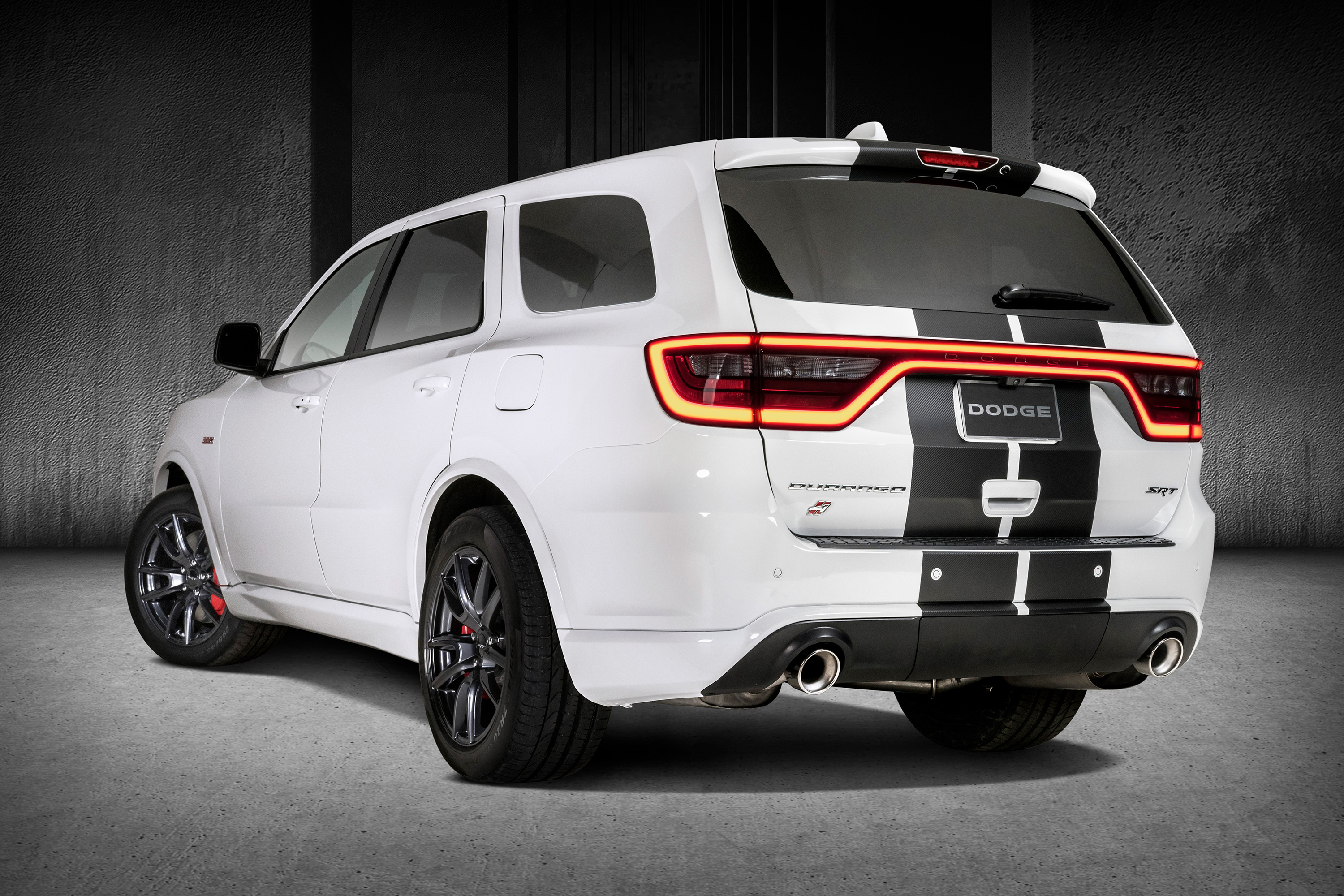 Обои dodge durango белая машина вид сзади на рабочий стол