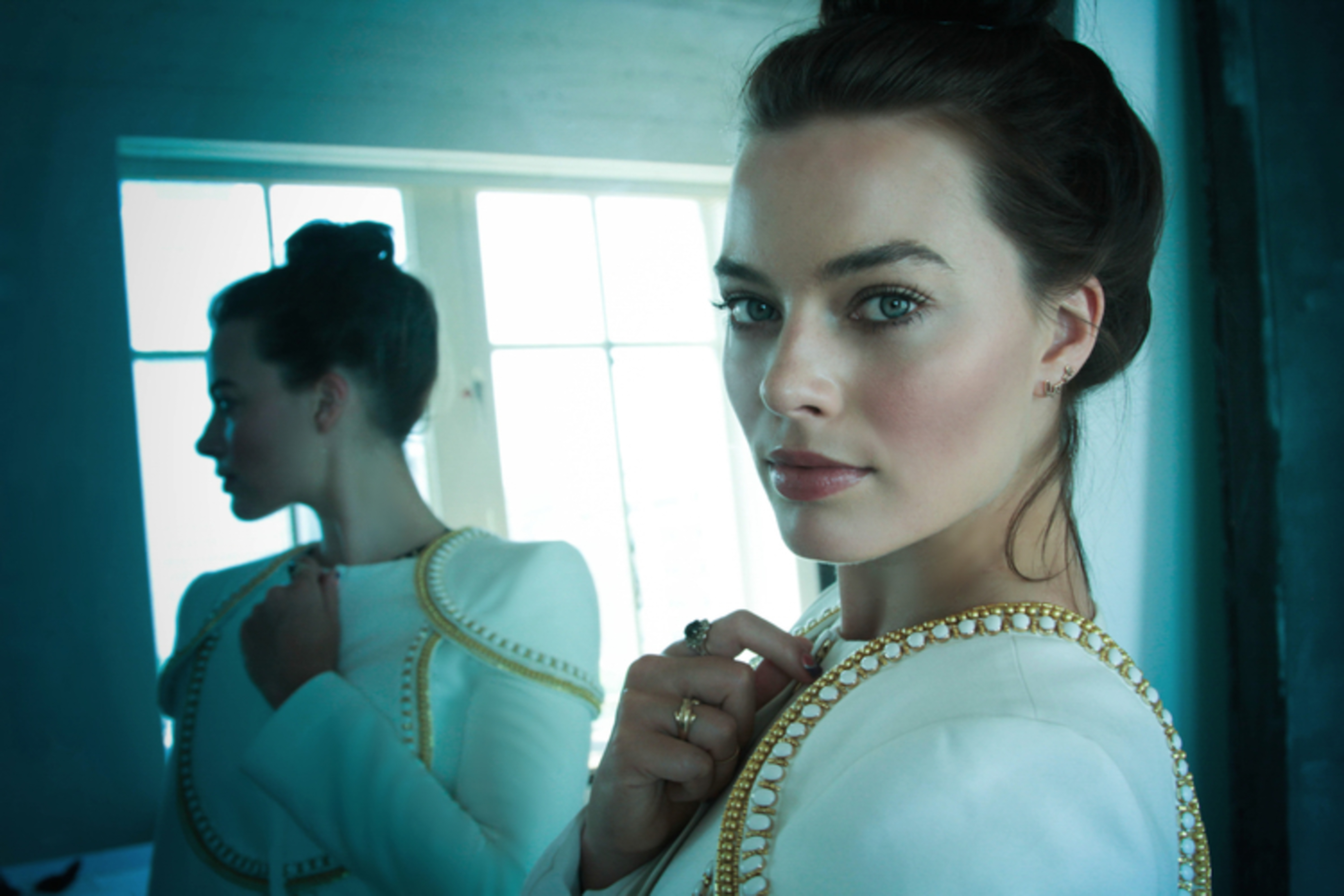 Wallpapers Margot Robbie mirror reflection on the desktop