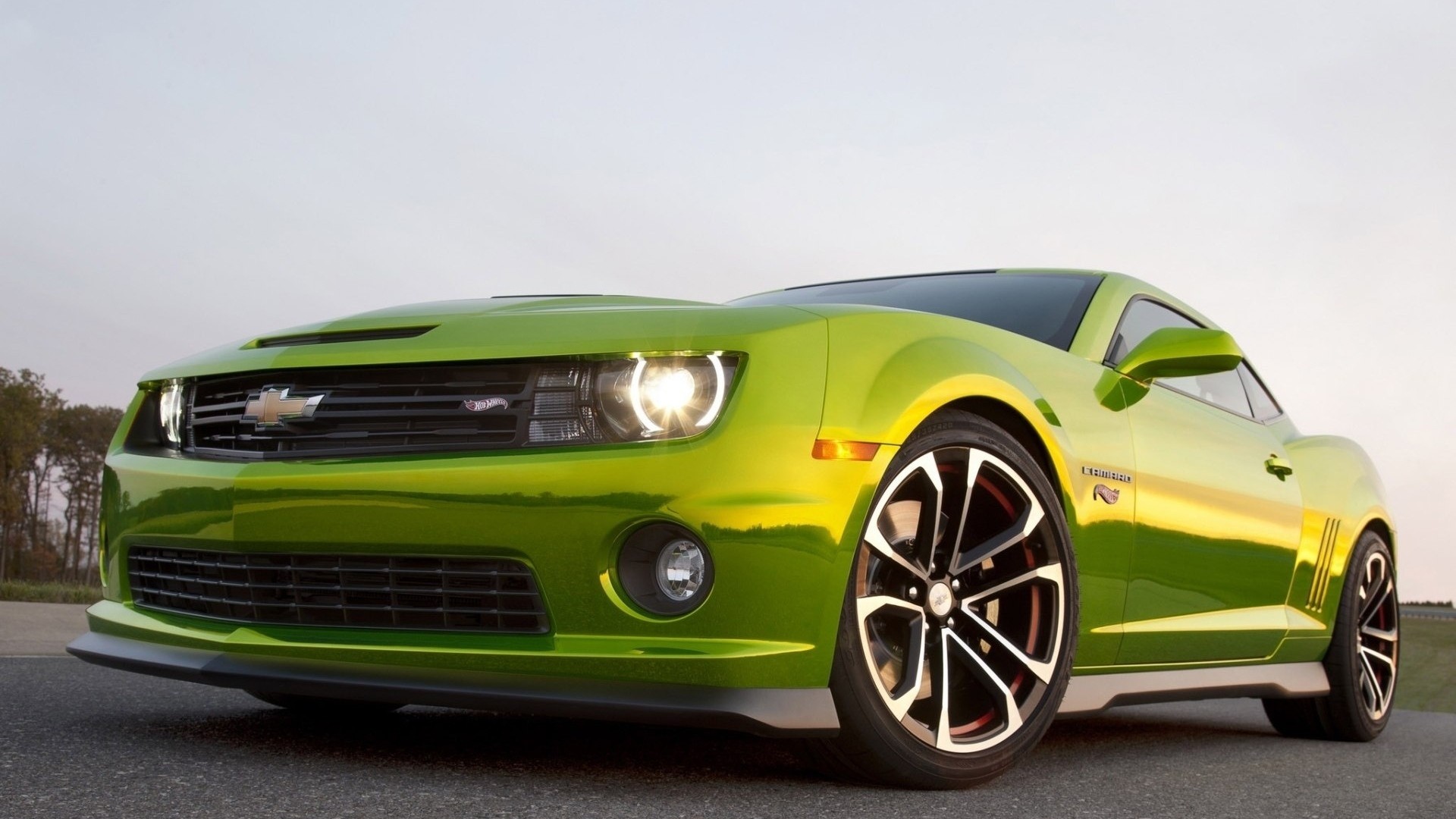 Free photo Tuned Chevrolet Camaro in lettuce color.