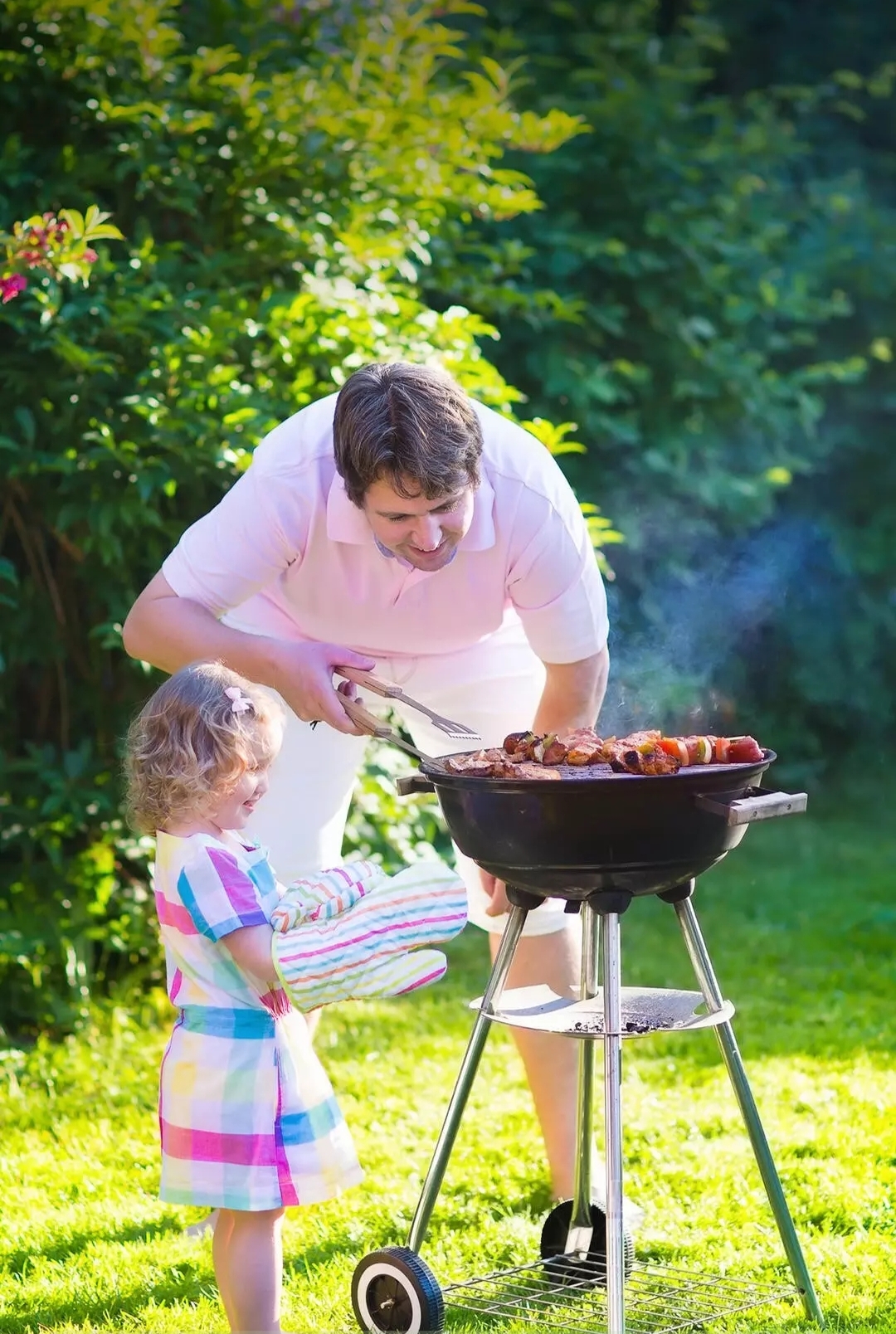 Free photo Barbecue in the garden: waiting.