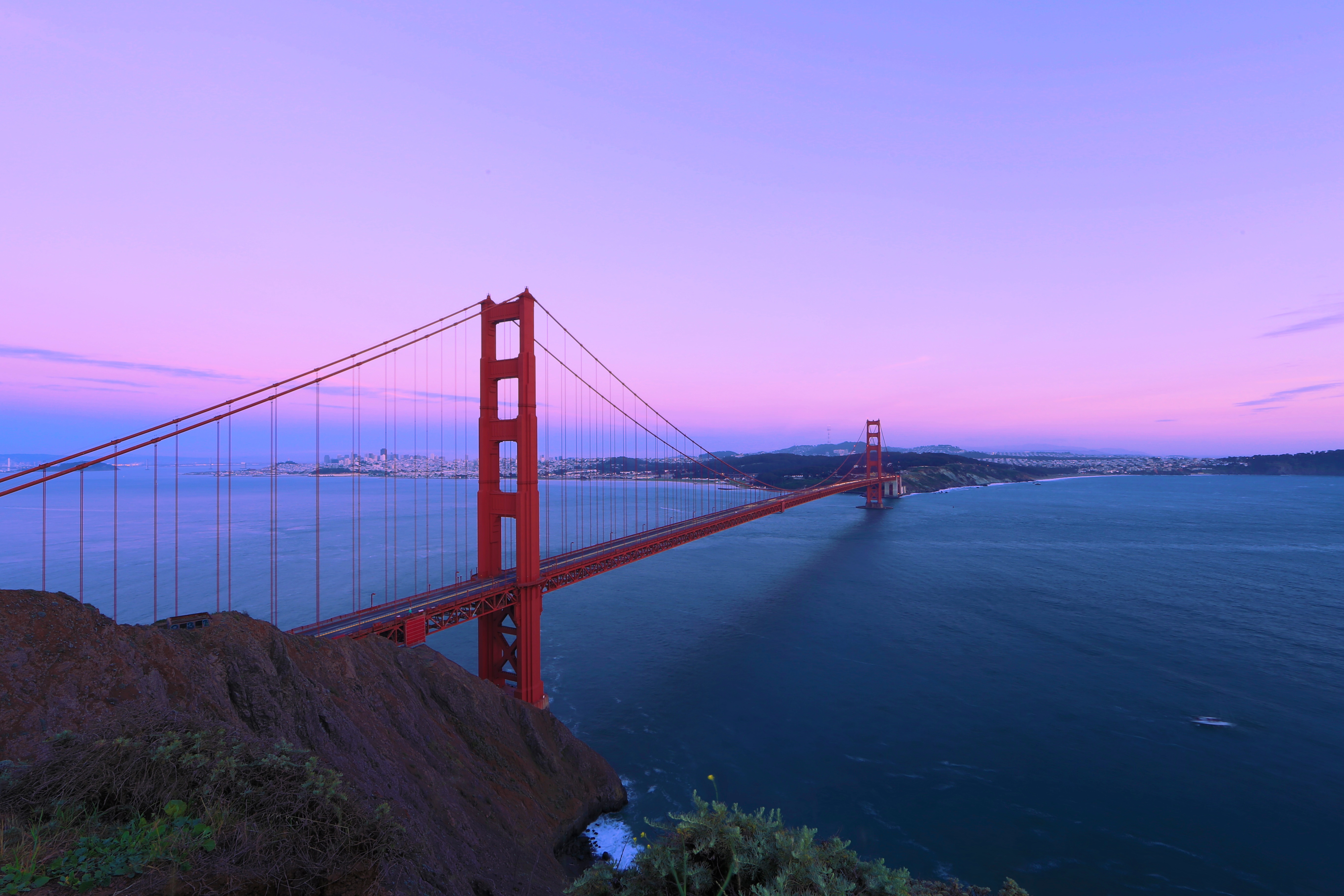 Free photo Golden Gate Bridge during the purple dawn.