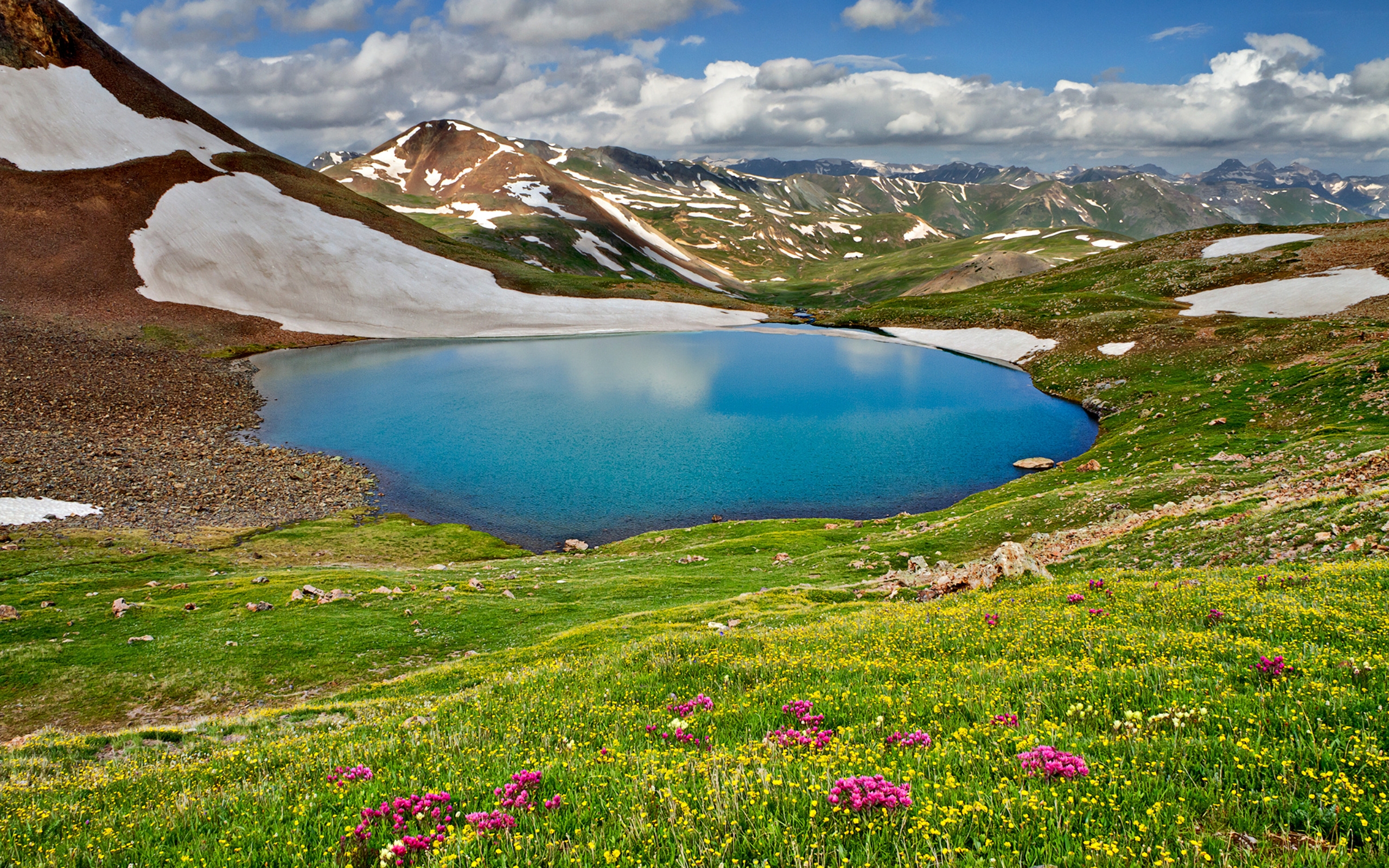 免费照片田野中的蓝色湖泊