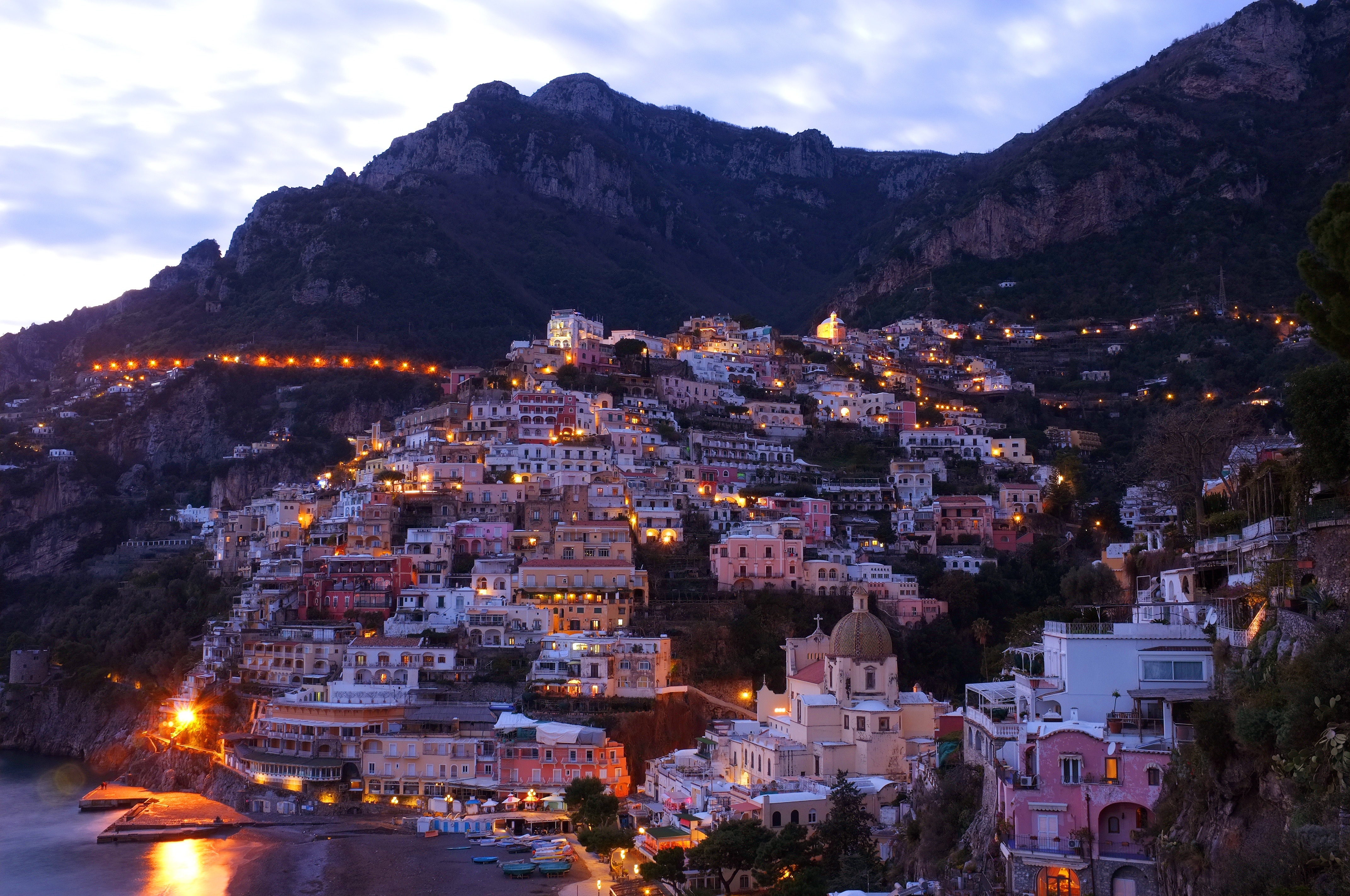 Free photo A town by the sea in Italy in the evening