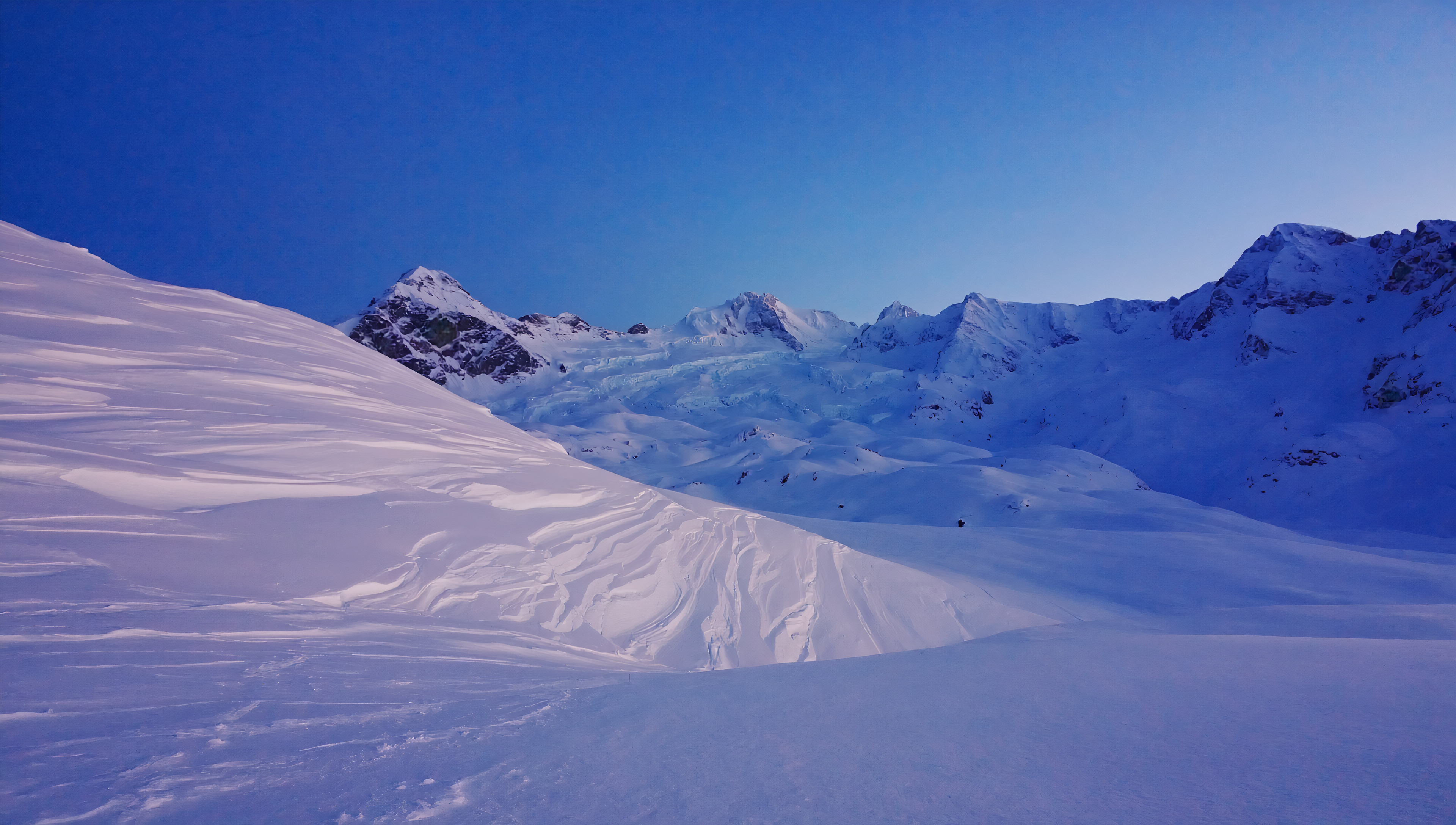 Бесплатное фото Пейзаж с видом горы и на подсвеченные солнцем сугробы